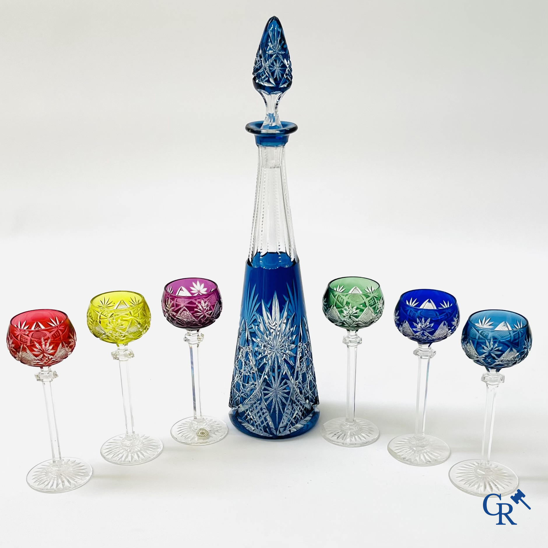 Val Saint Lambert. Een kristal geslepen karaf met 6 gekleurde glaasjes in de originele doos.