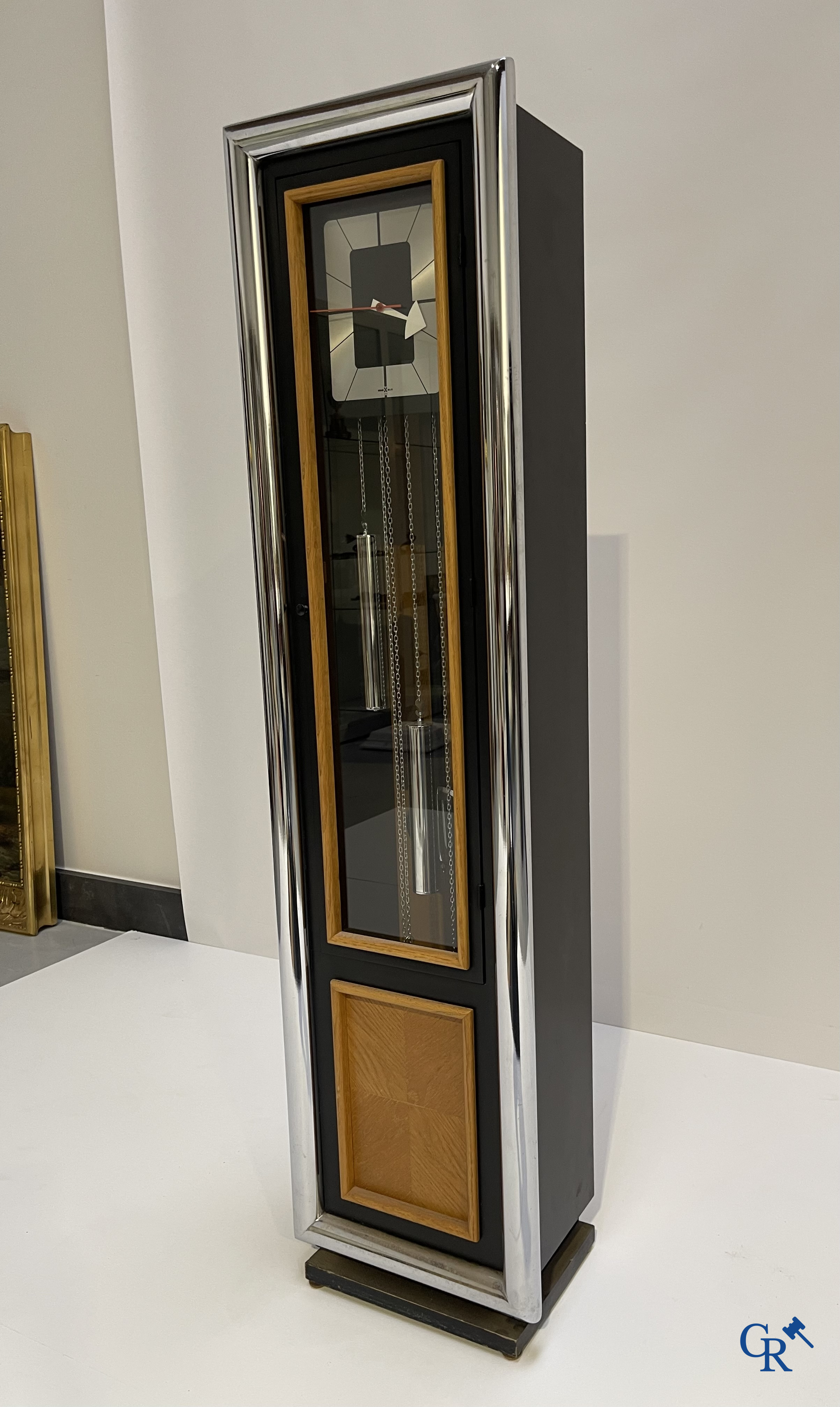 George Nelson voor Howard Miller USA. Een design staande klok, in verchroomd metaal en hout. Circa 1960.