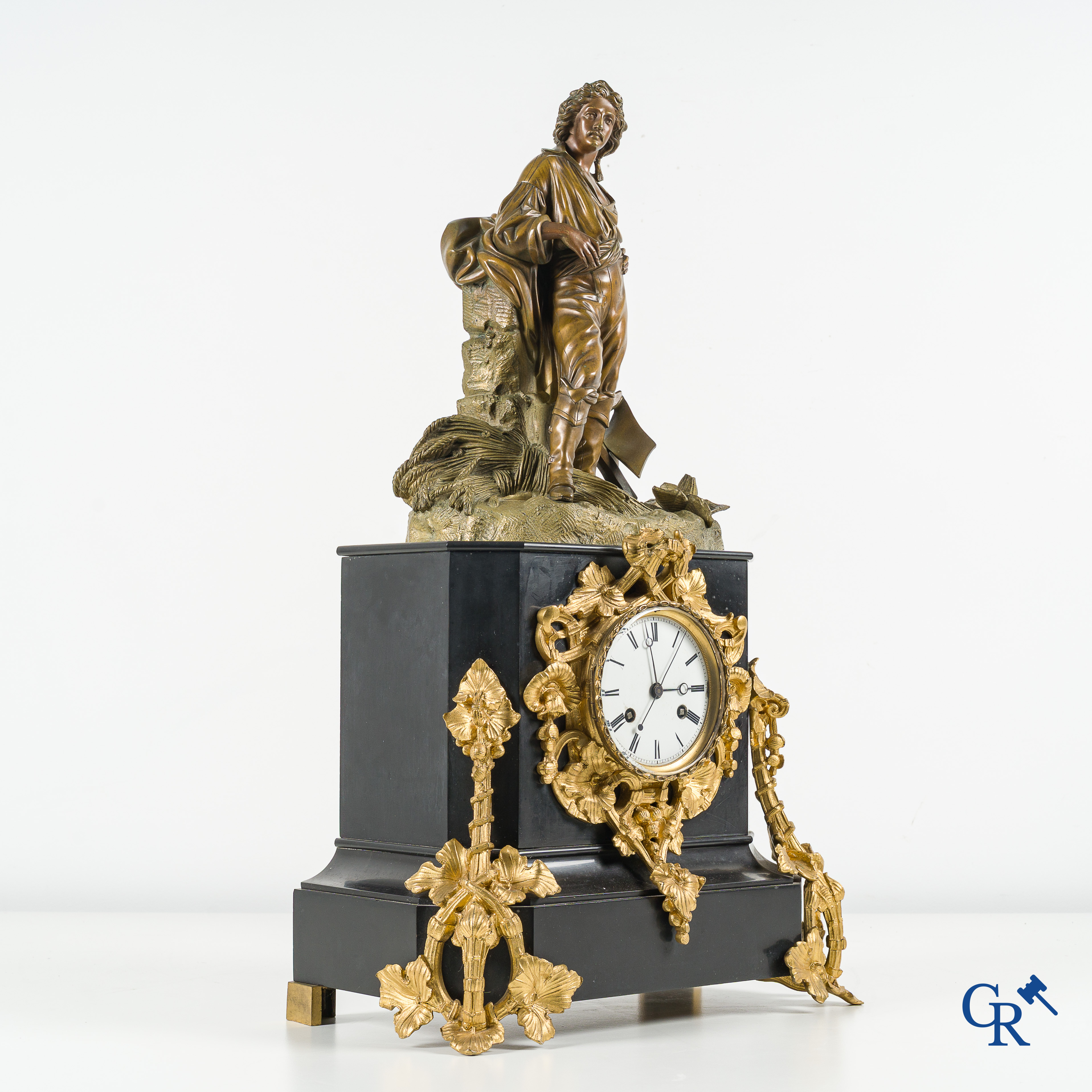 Grande horloge de cheminée en marbre noir et bronze. Cadran émaillé et indication des minutes. Epoque Napoléon III.