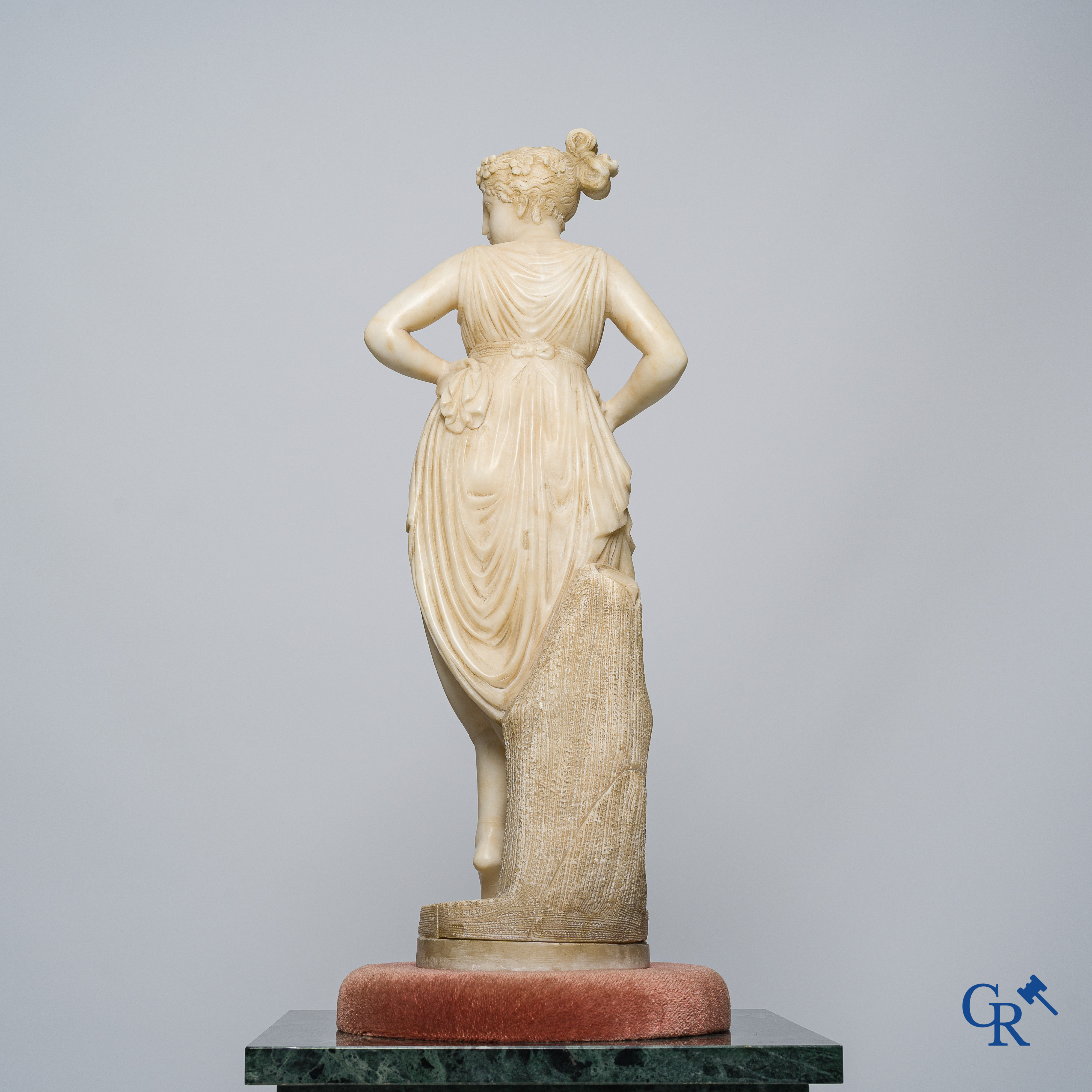 Naar een model van Antonio Canova. Gesculpteerd albast. Circa 1900.