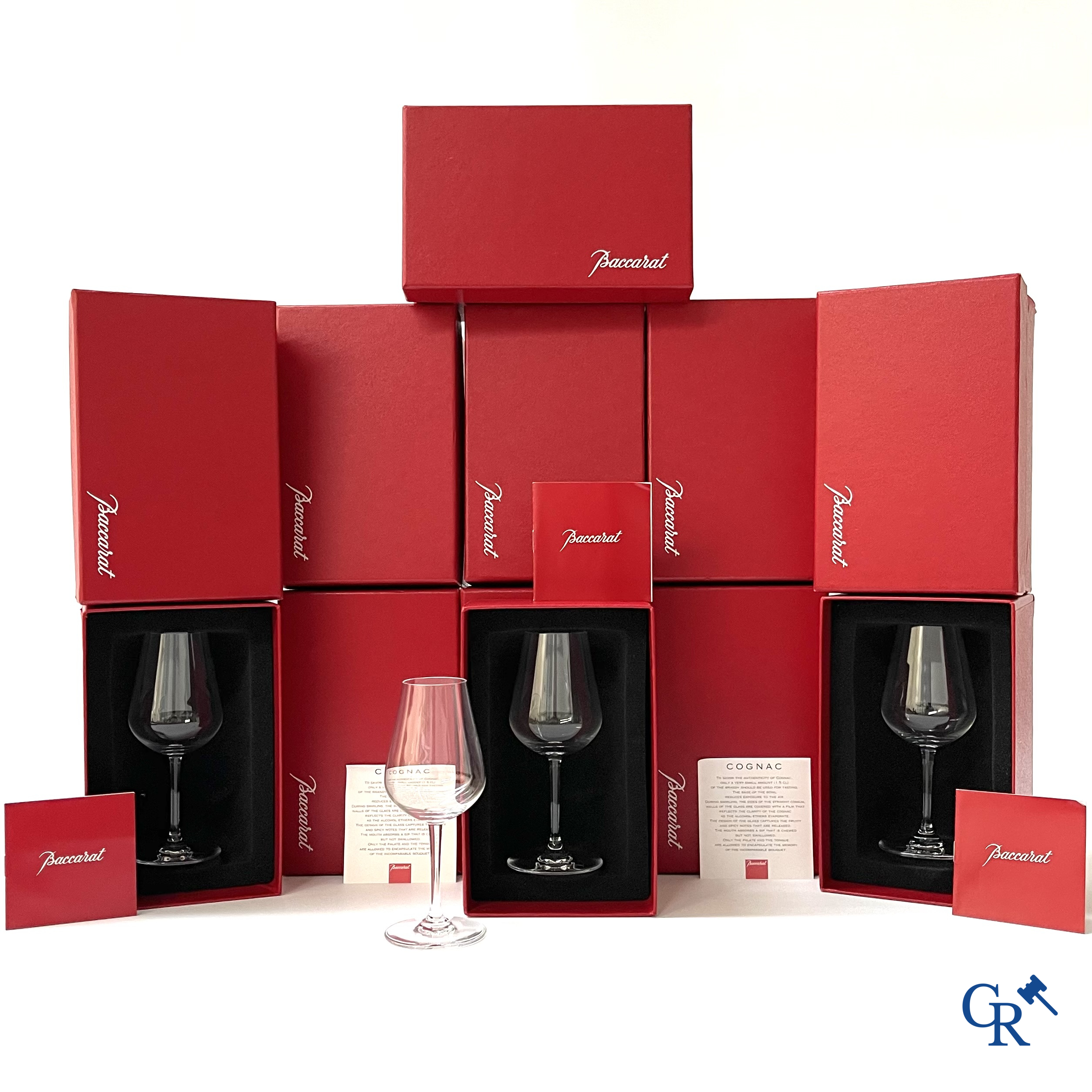 Baccarat. Een reeks van 12 kristallen cognac glazen in hun originele rode doos. Gesigneerd. Nieuwstaat.