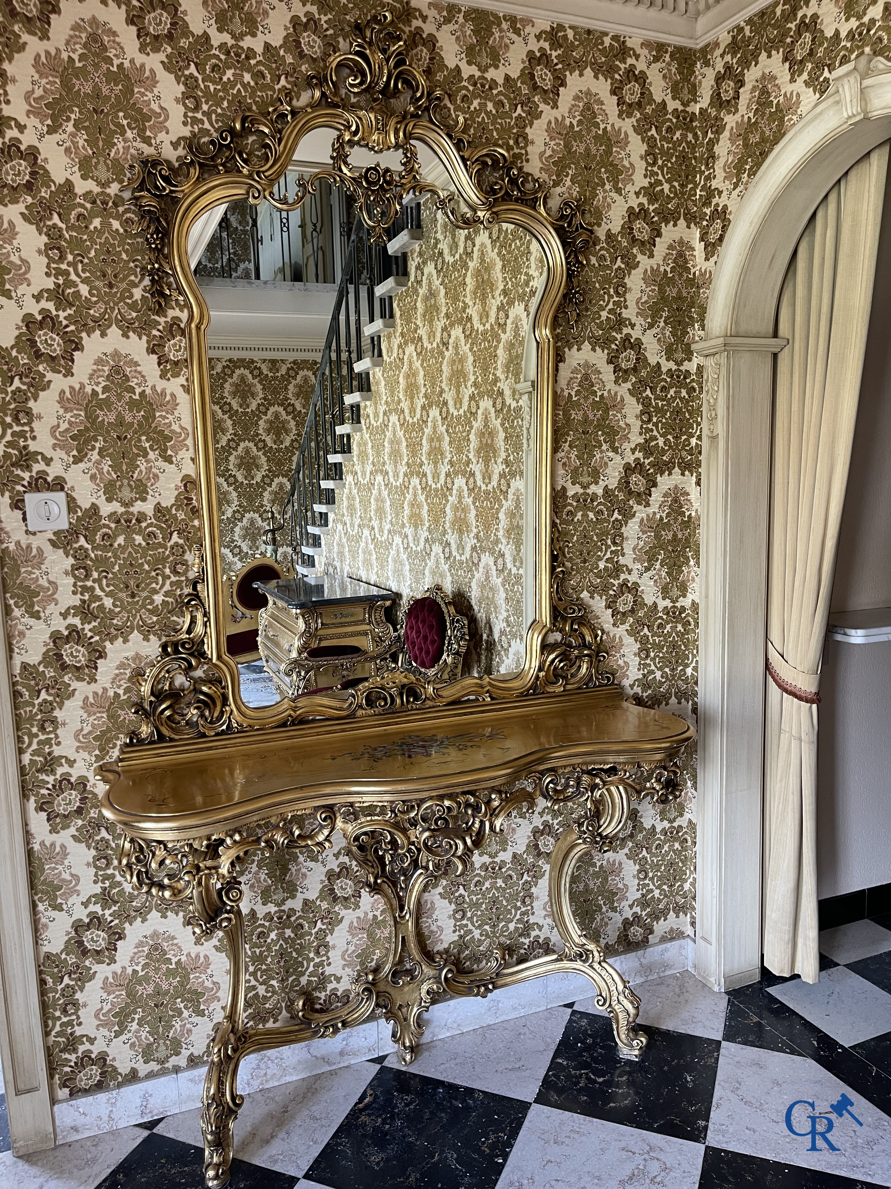 Furniture. Extensive lot with gilded and painted wooden furniture. Console with mirror, chest of drawers, armchairs, etc.
