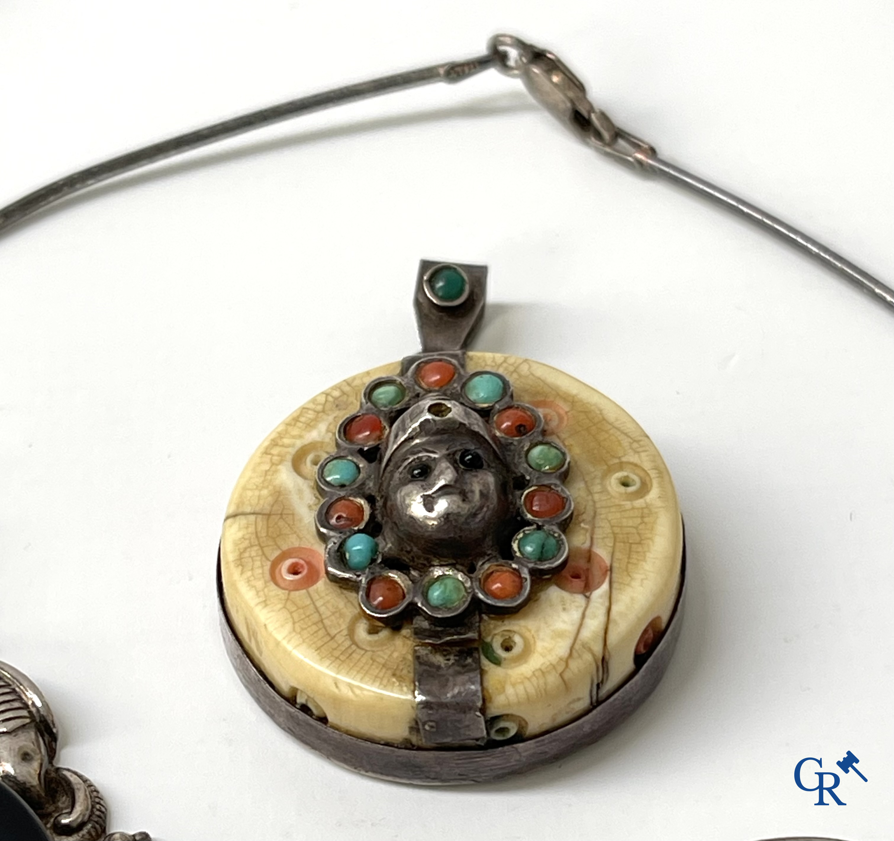 Bijoux. Lot d'objets et de bijoux en argent ou montés argent.  On y joint un lot avec des montres et des bijoux en métal.