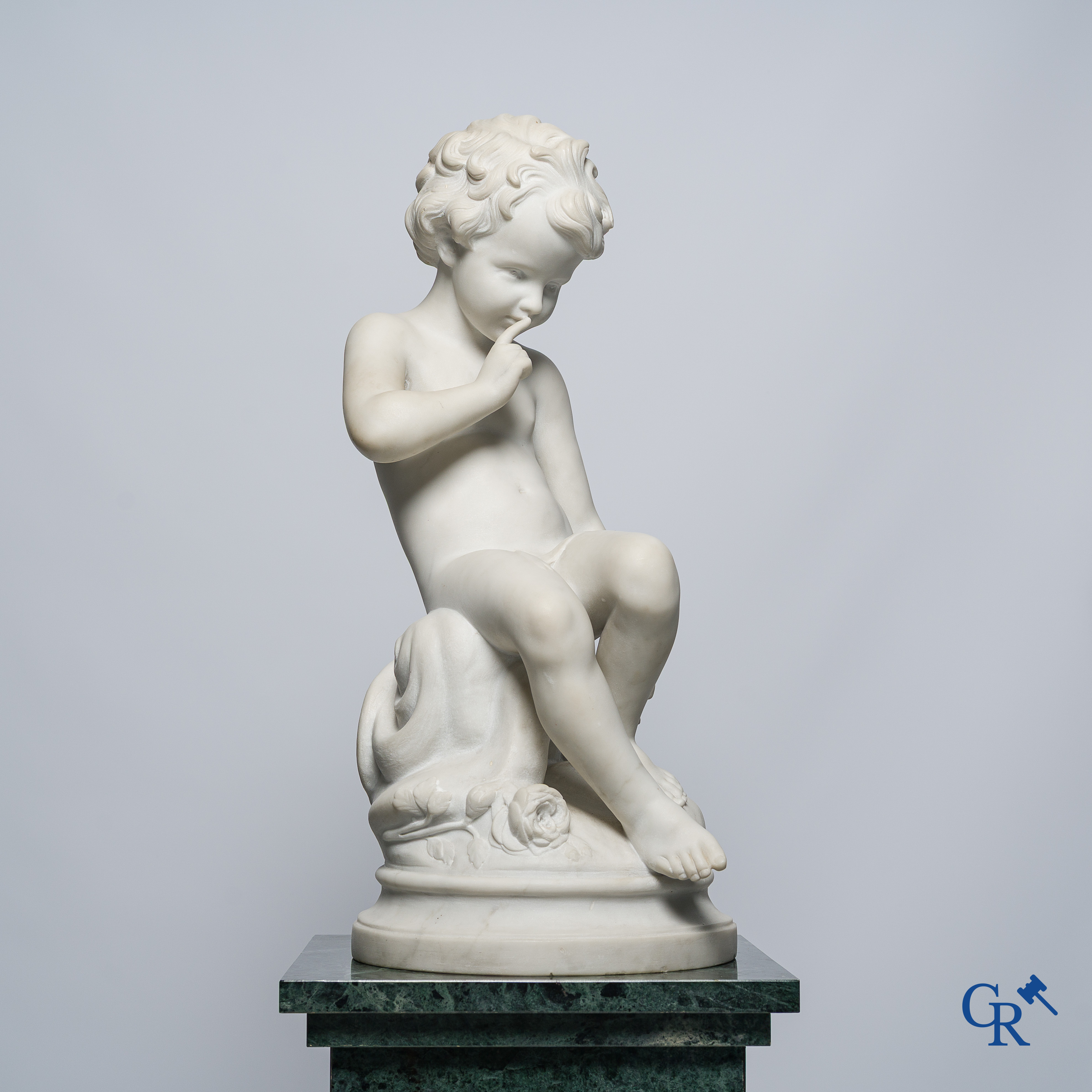 Voorstelling van een zittende cupido in Carrara marmer. In de stijl van Jean-Baptiste Pigalle. Circa 1900..