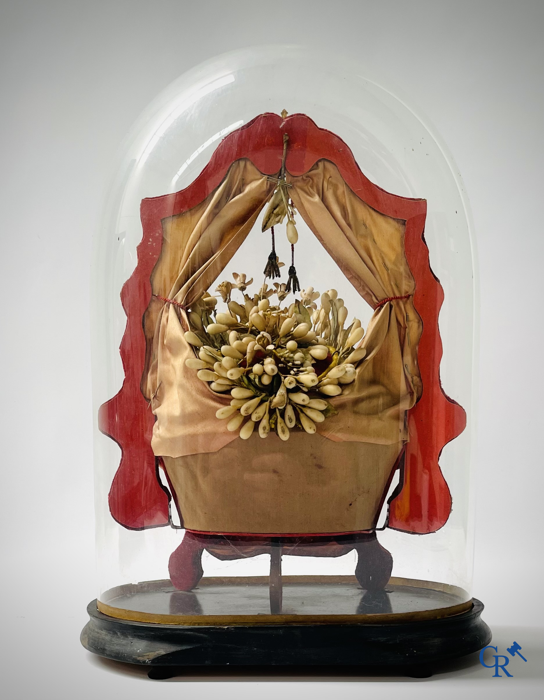 2 globes in glas met een bruidsboeket op sokkel bewerkt met ornamenten in vergulde messing. Circa 1900.