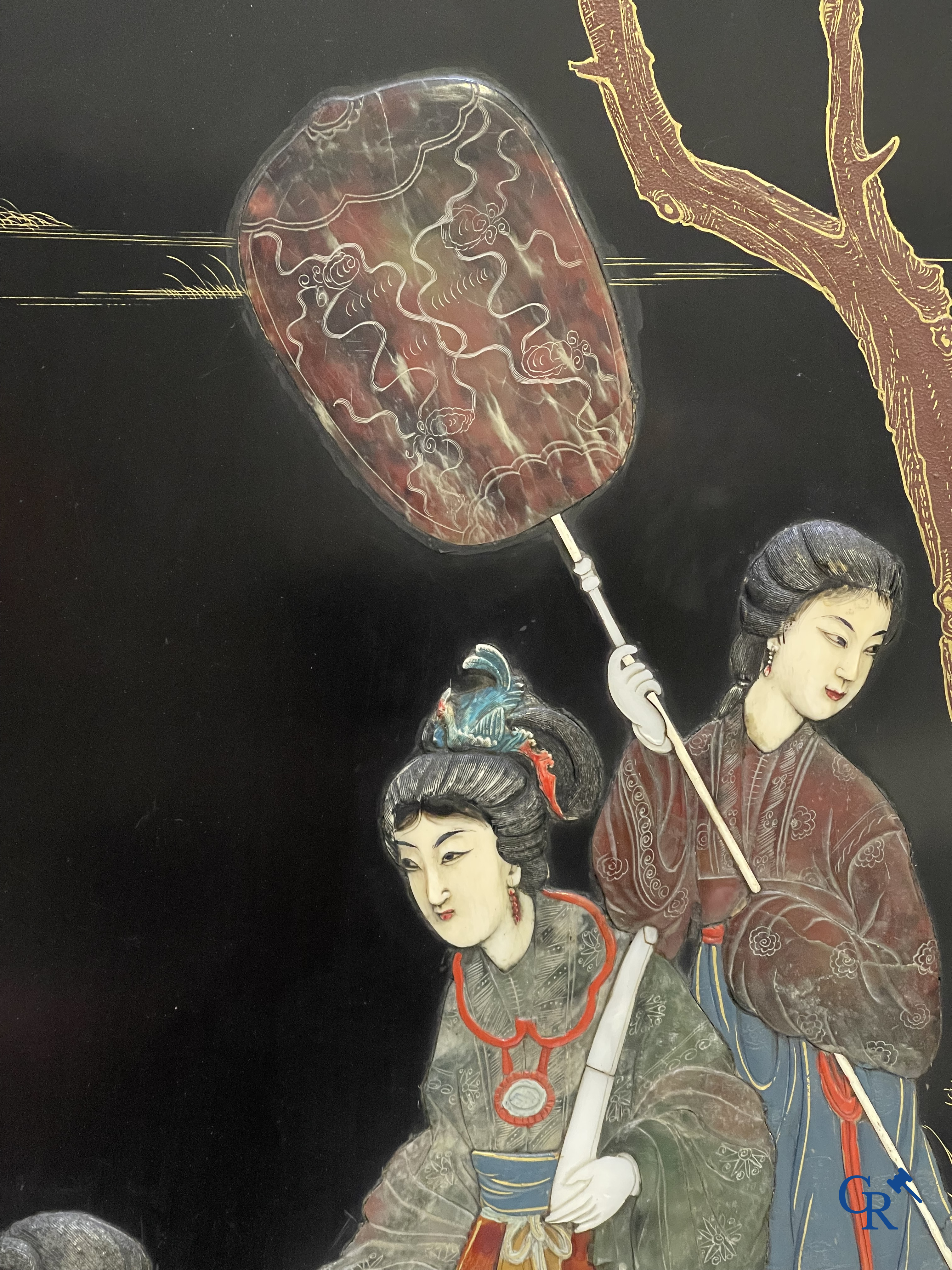 Asian Art. Large room devider in Chinese lacquerware set with various types of stone and inlays. 1st half of the 20th century.