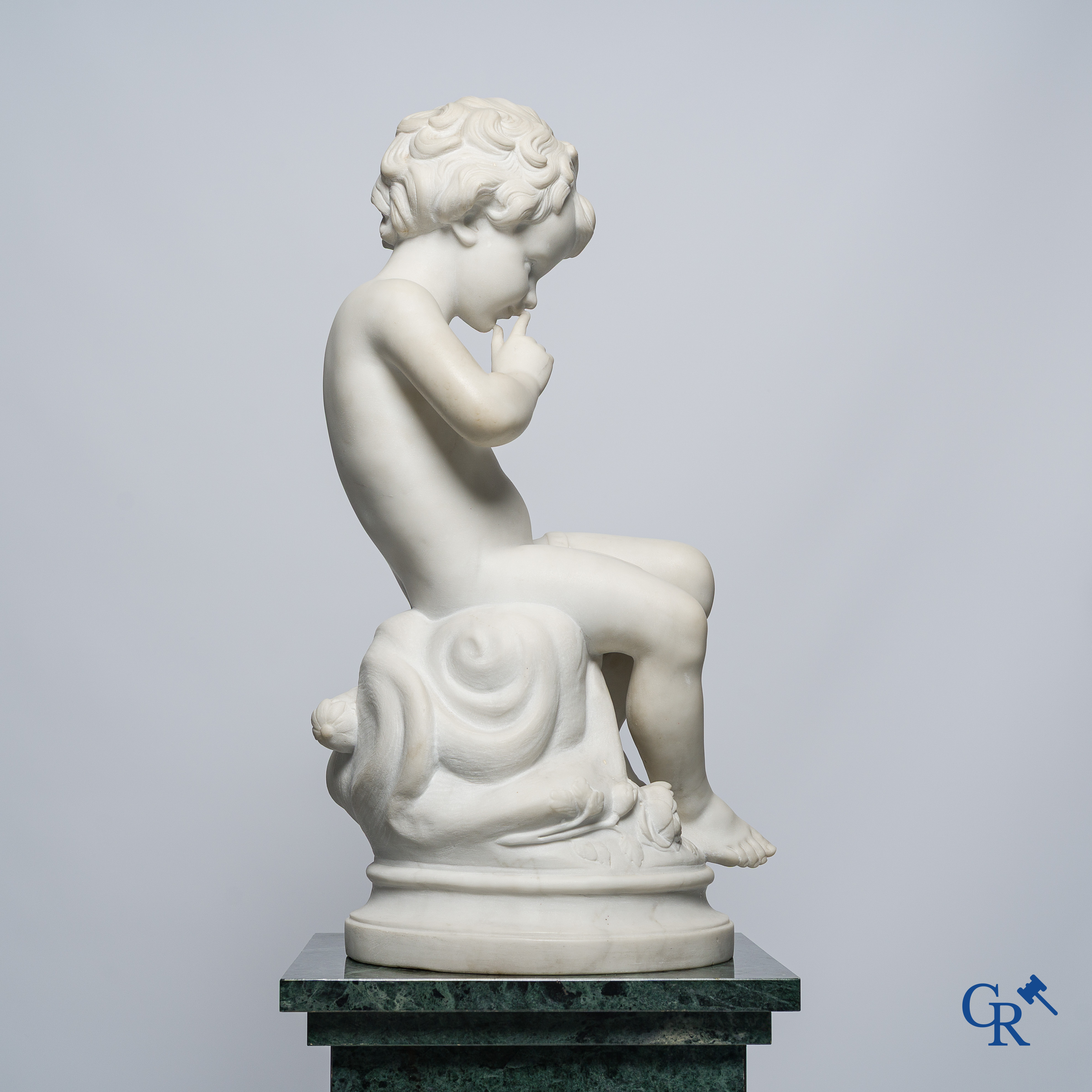 Voorstelling van een zittende cupido in Carrara marmer. In de stijl van Jean-Baptiste Pigalle. Circa 1900..