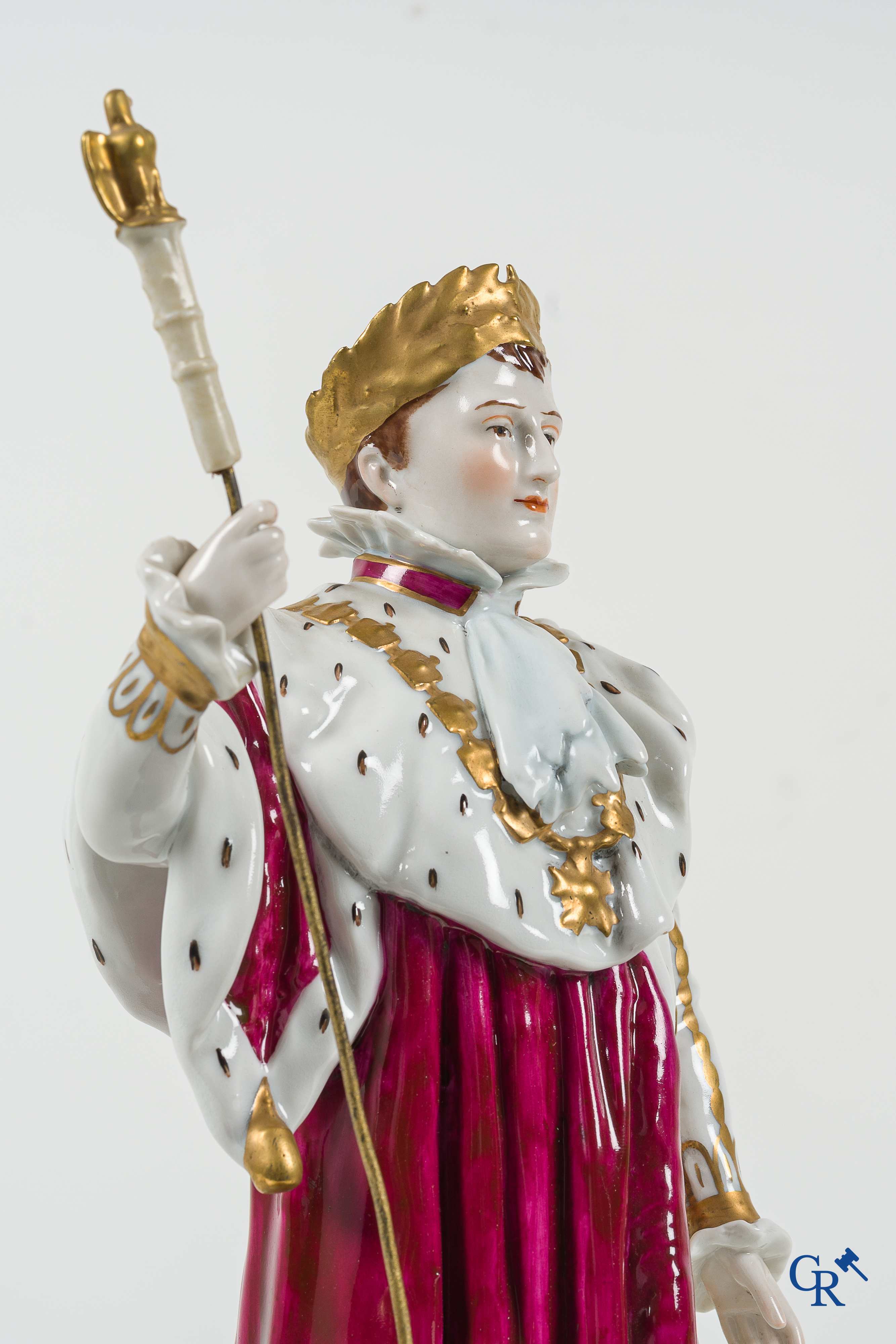 Saksisch porselein. Grote voorstelling van Napoleon Bonaparte in zijn kroningsgewaad.