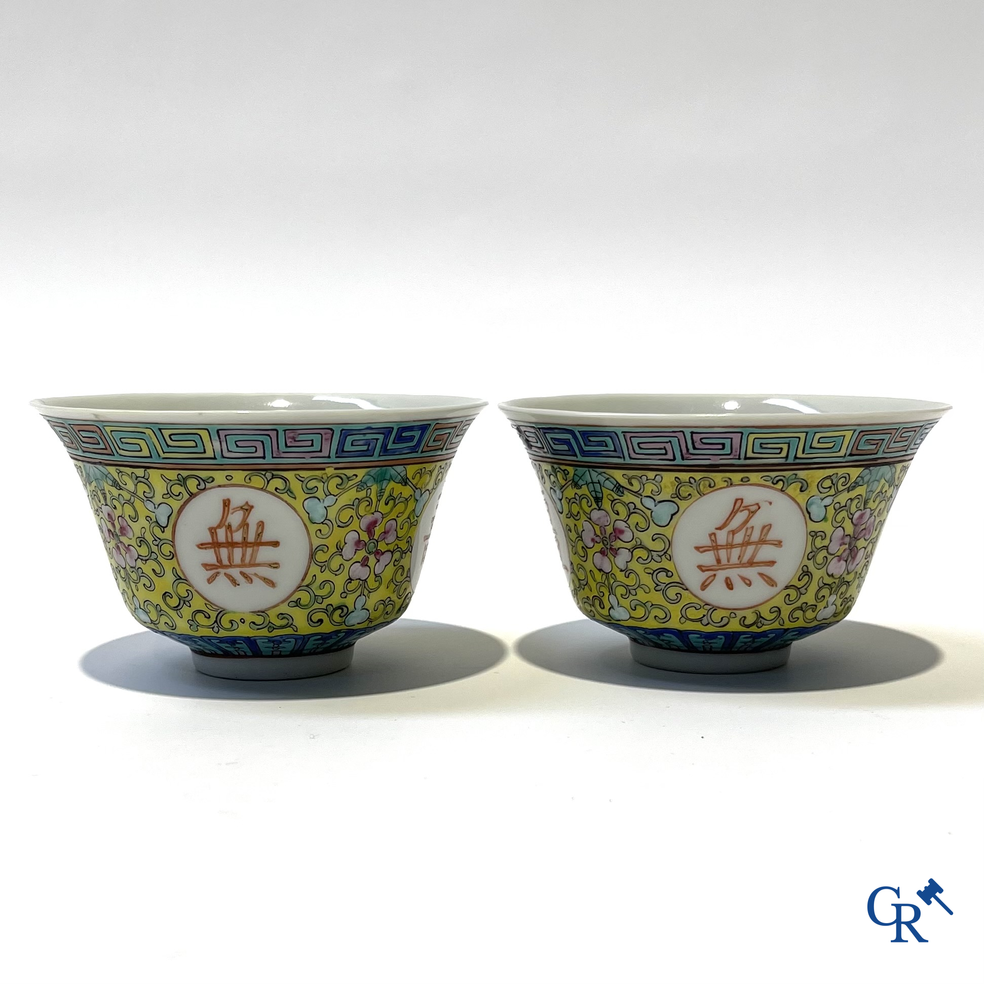 Aziatica, Chinees porselein. Een paar fijn gedecoreerde famille rose kopjes met deksel. Gemerkt.