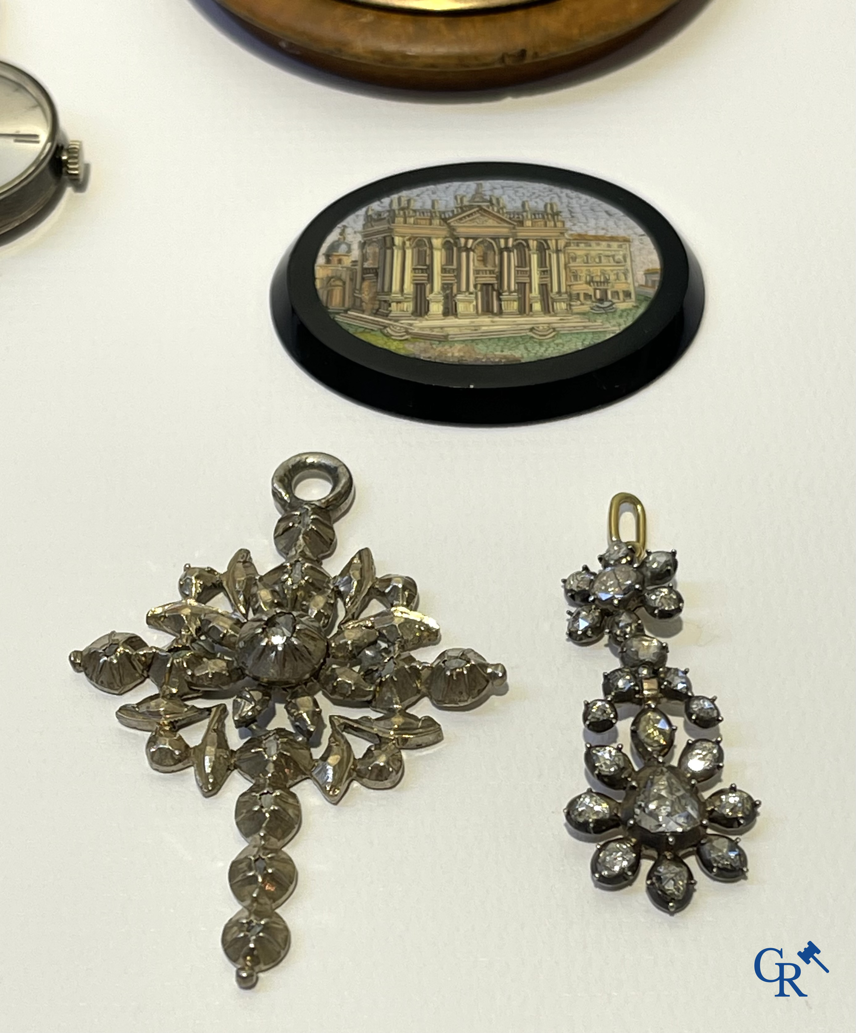 Lot met vitrineobjecten, juwelen met diamant, uurwerken, zilveren tabaksdozen, micro mozaïek, enz. 18e-19e-20ste eeuw.