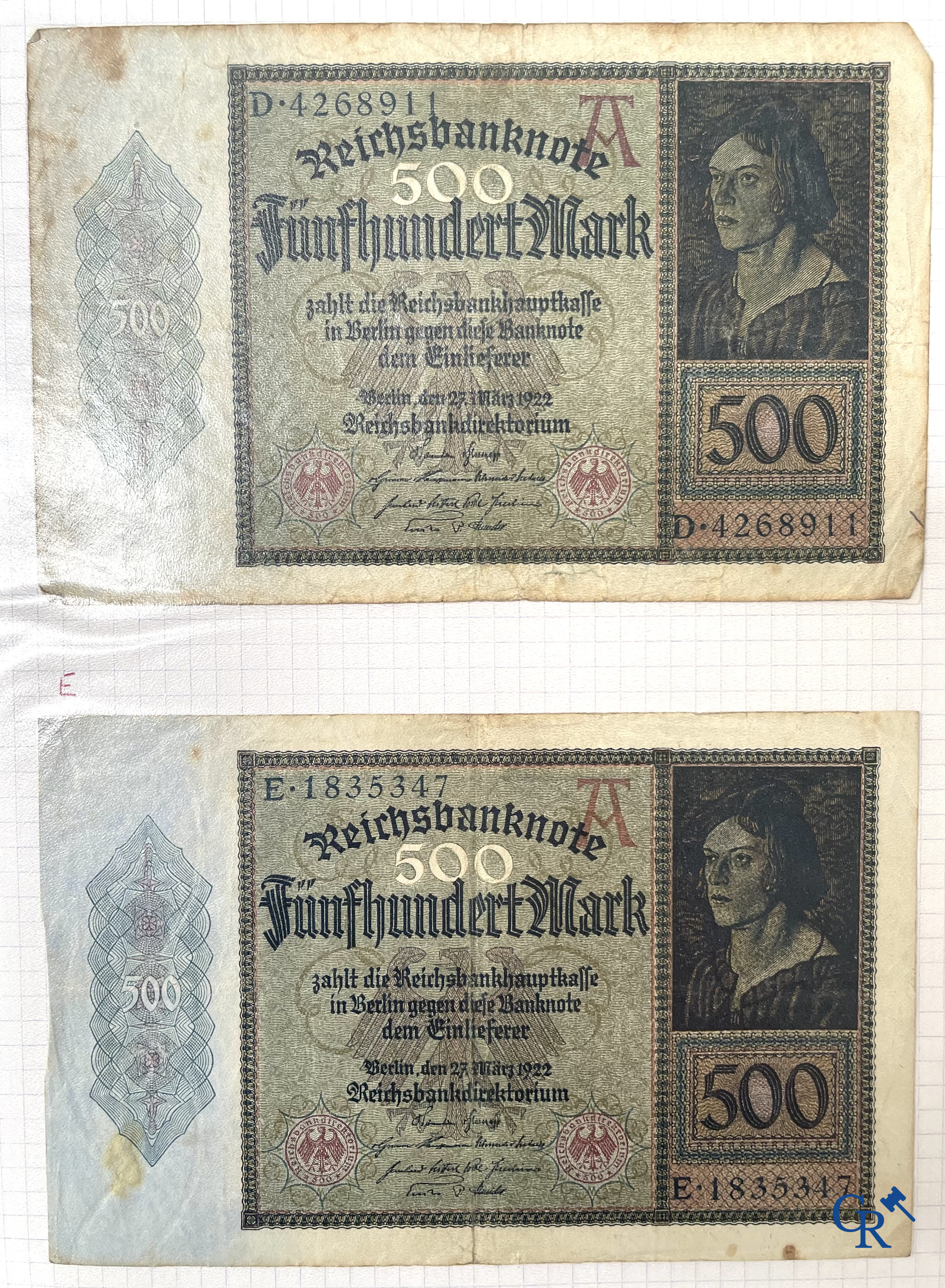 Oude munten en bankbiljetten. Een grote verzameling oude munten en bankbiljetten. Meerdere munten in zilver.