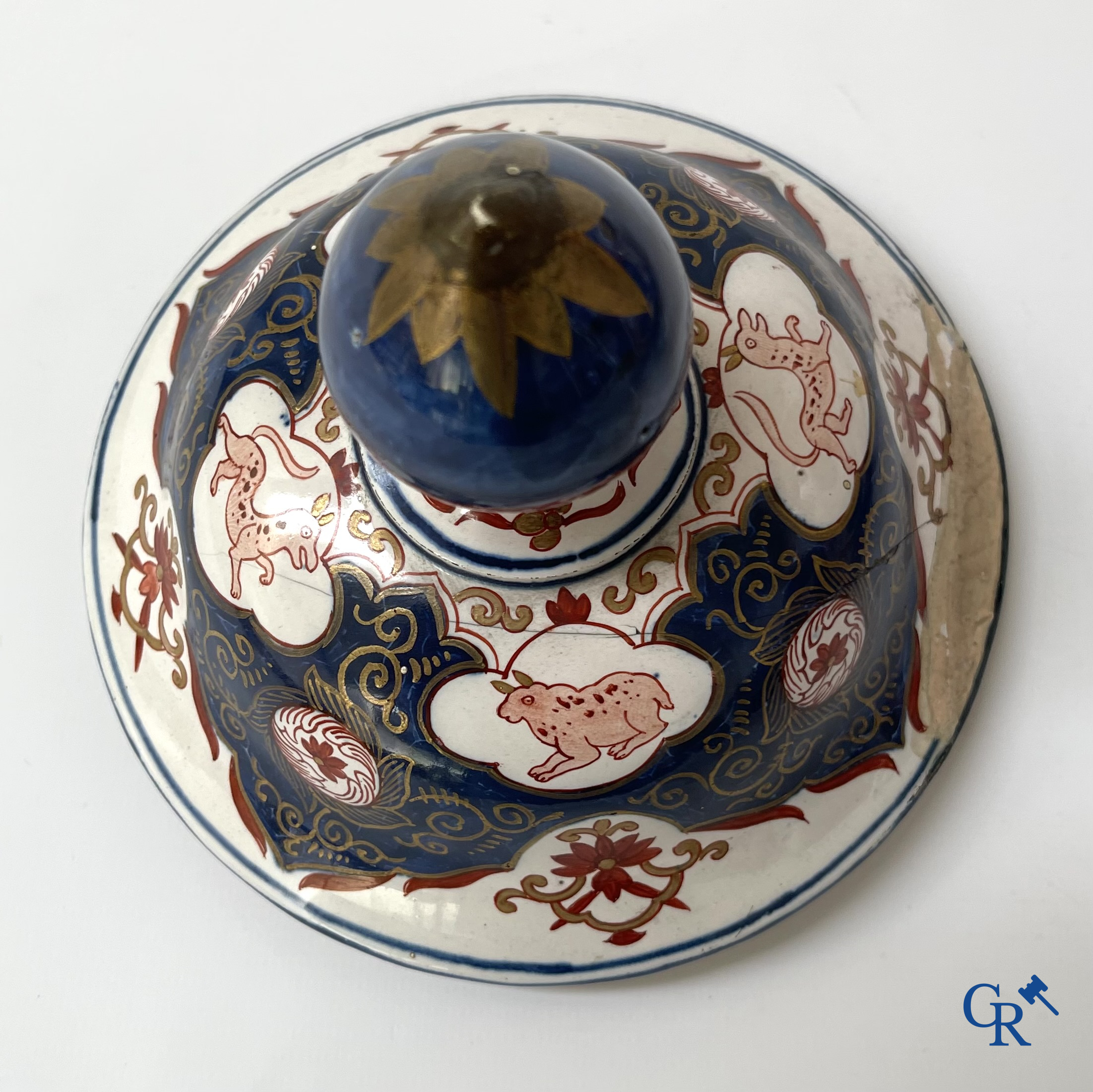 Delft. Een grote dekselvaas met Imari decor in Delfts aardewerk, gemerkt Blompot (De Vergulde Bloempot). 19e eeuw.