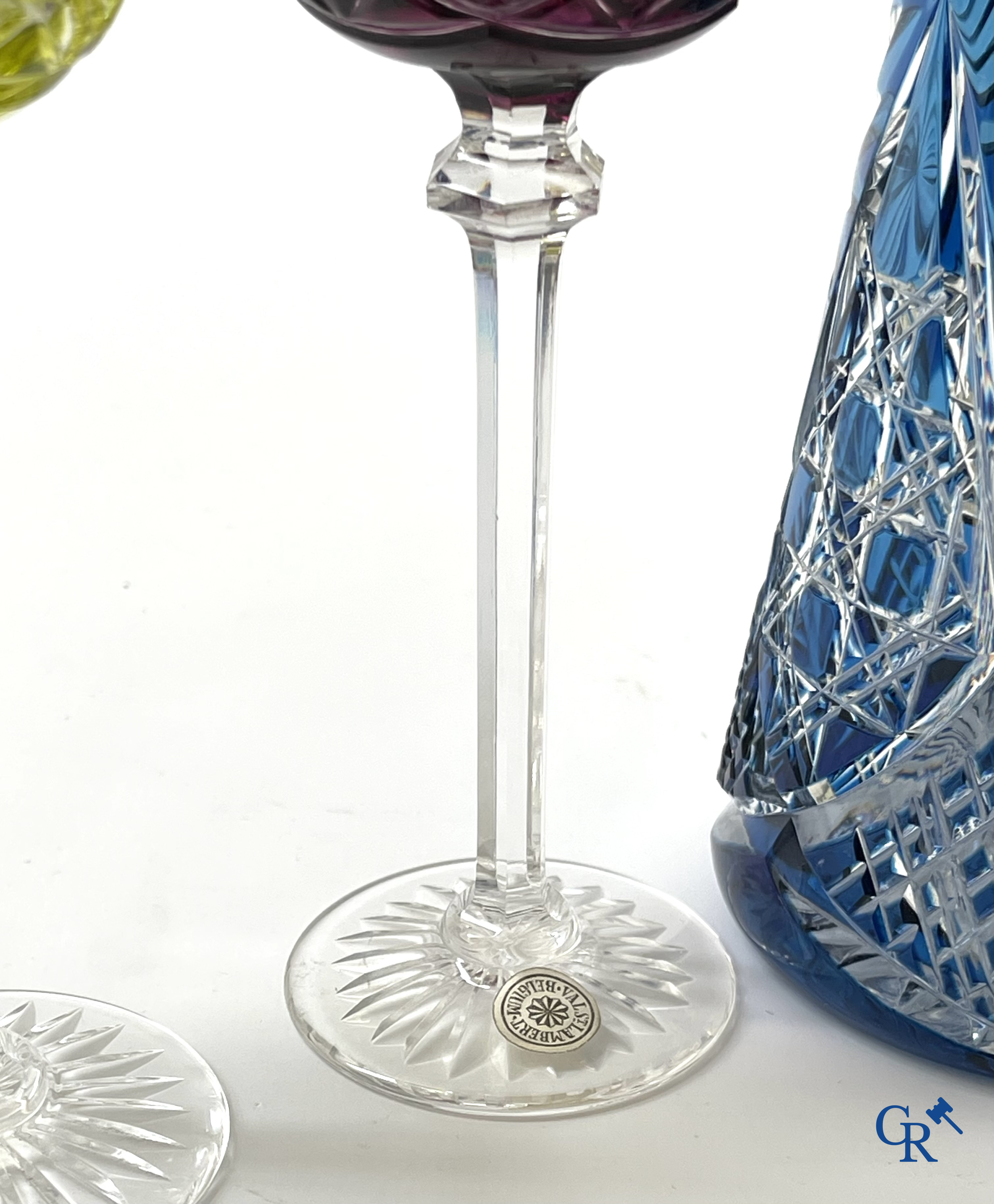 Val Saint Lambert. Een kristal geslepen karaf met 6 gekleurde glaasjes in de originele doos.