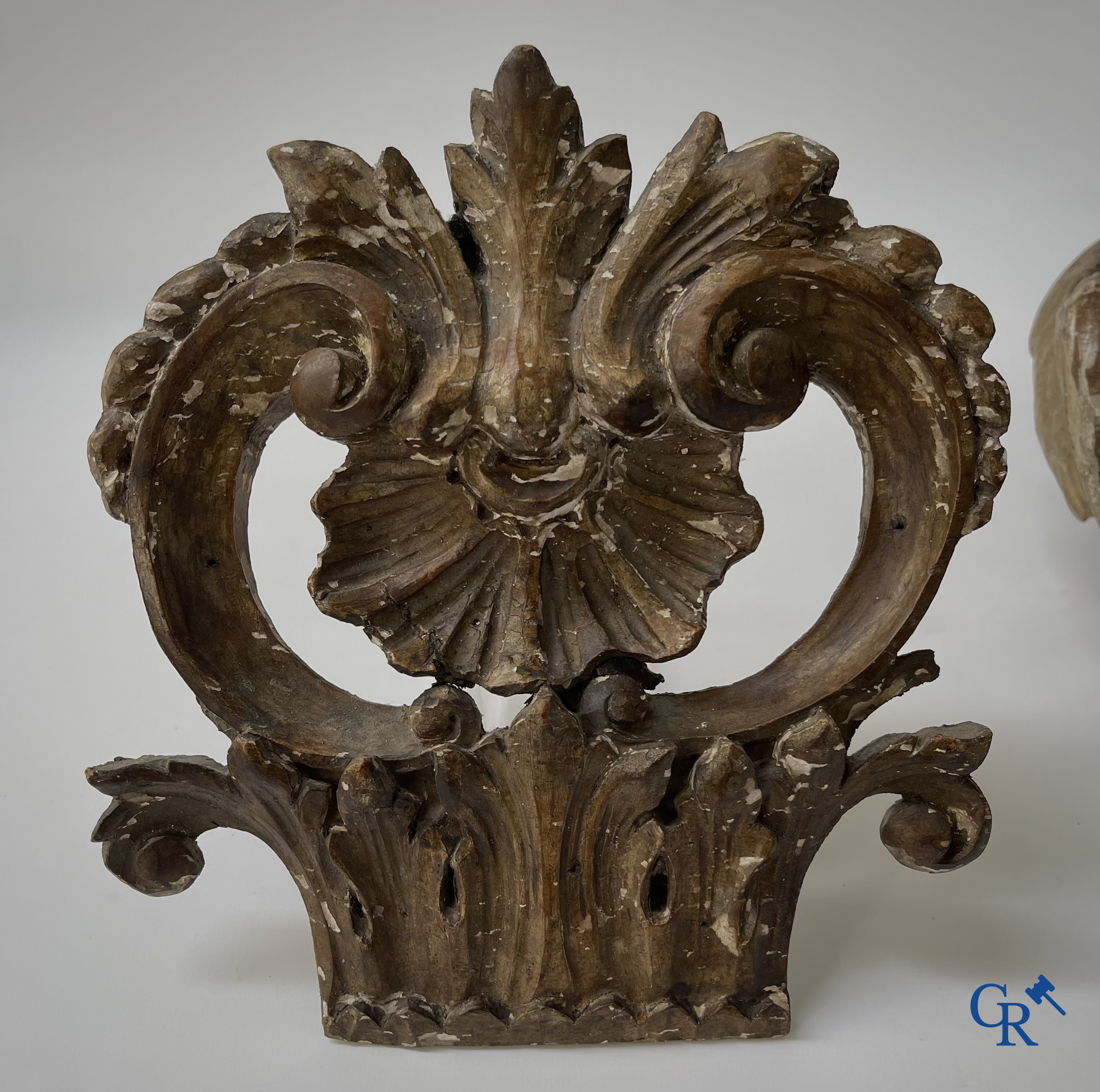 Religieuze Objecten. Barok. Een hout gesculpteerd hoofd van een engel en een ornament in gesculpteerd hout. 18e eeuw.