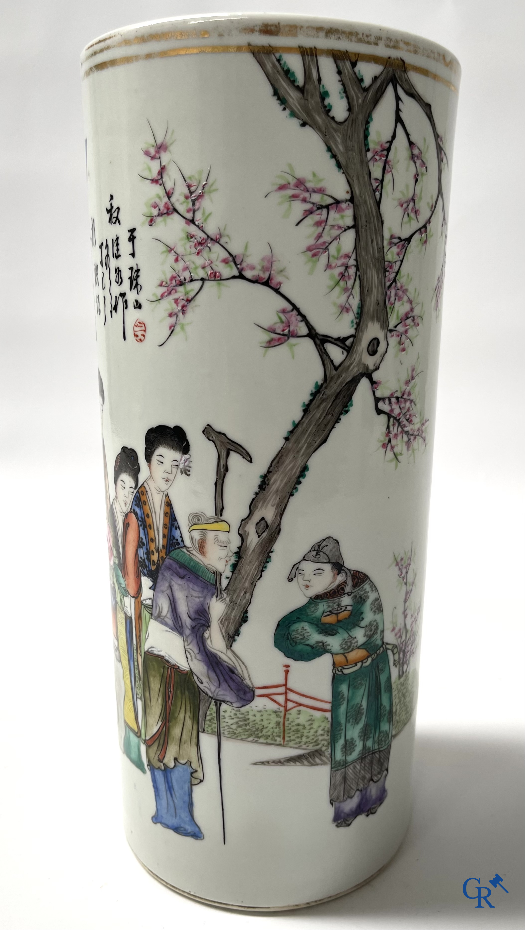 Aziatica, Chinees porselein. 2 fijn gedecoreerde famille rose hoedenstaanders.