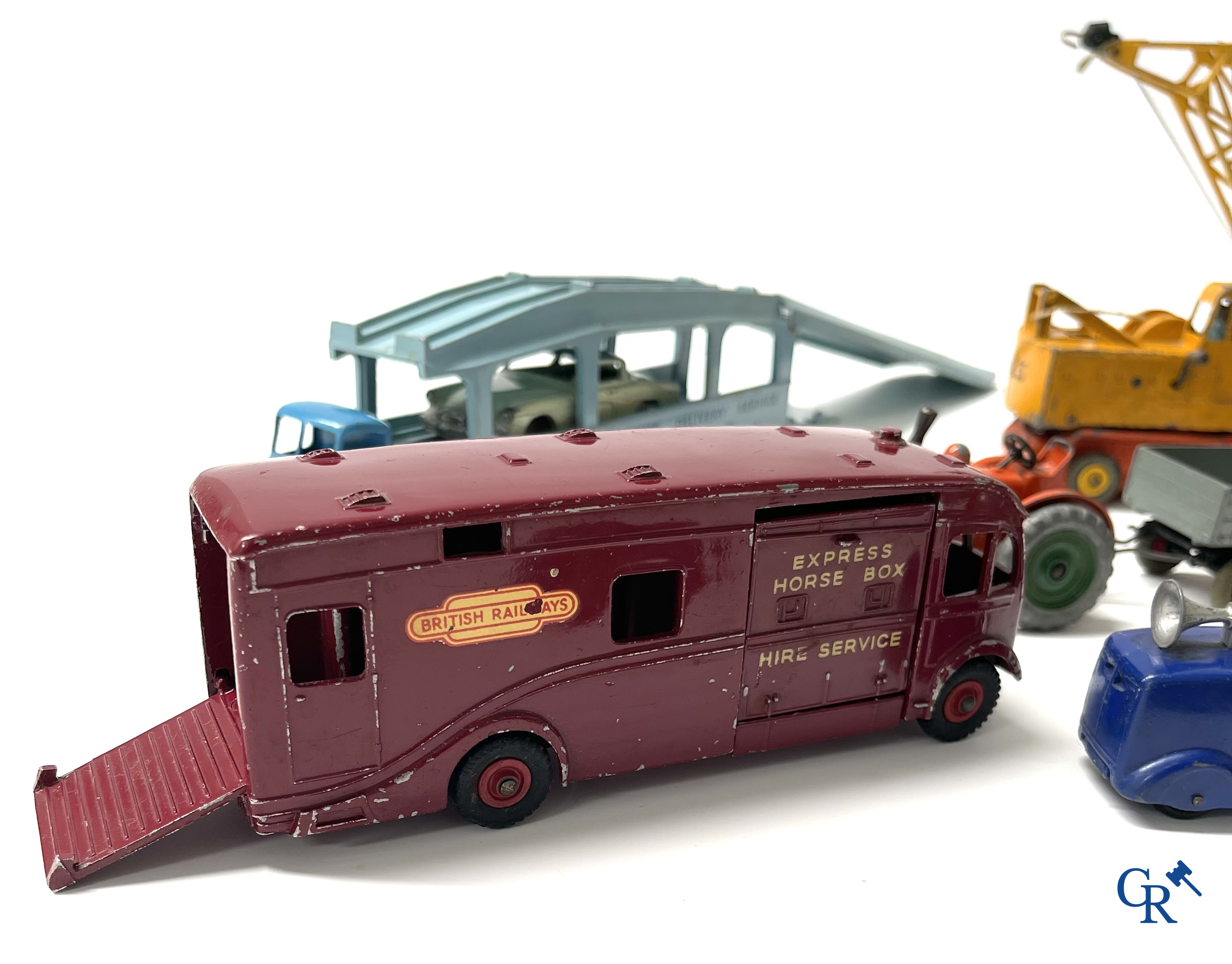 Oud speelgoed. Een interessant lot speelgoed. Dinky toys, Prameta Kölner Automodelle, Contstruction Jeep Japan, enz.