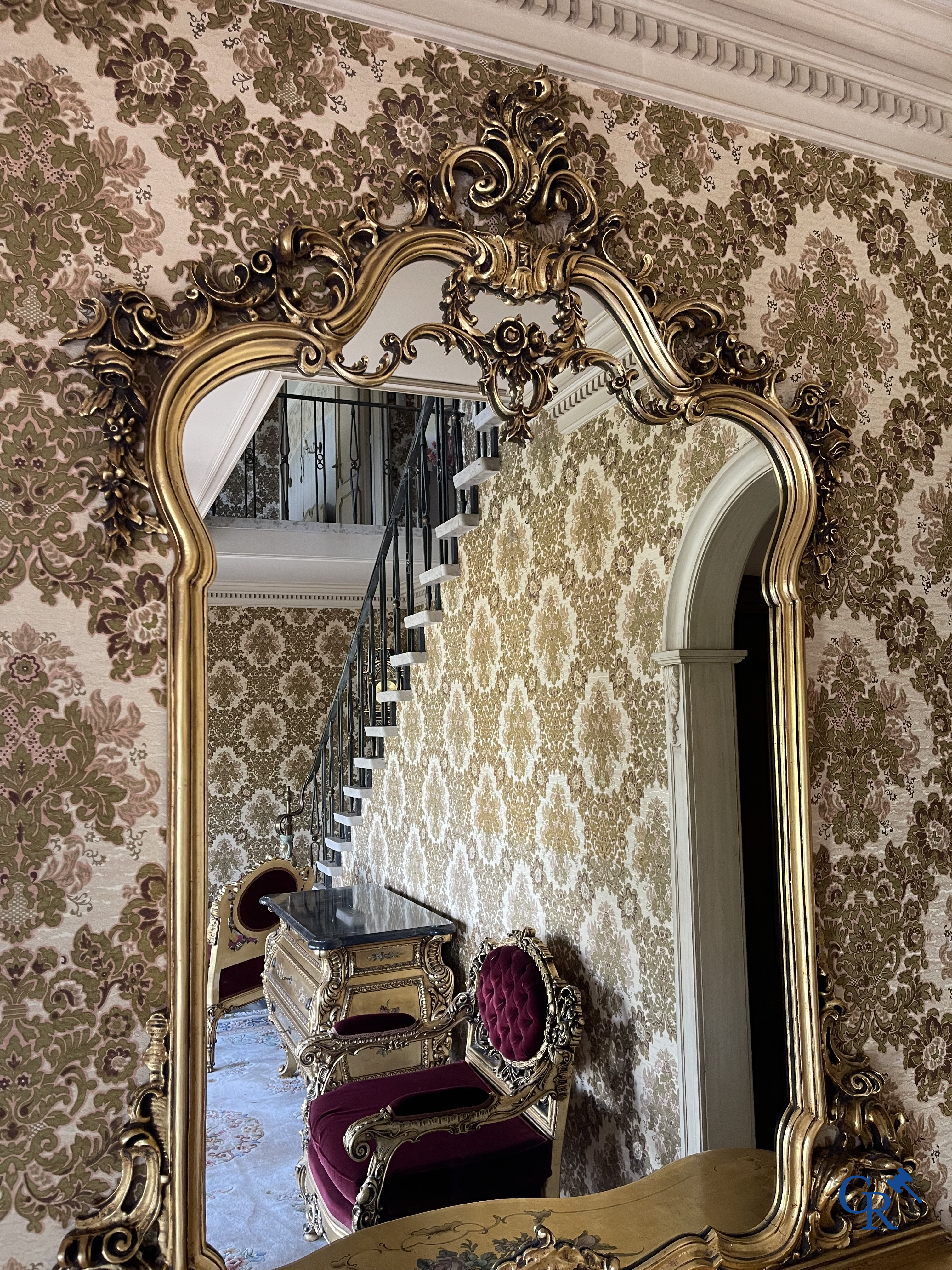 Furniture. Extensive lot with gilded and painted wooden furniture. Console with mirror, chest of drawers, armchairs, etc.