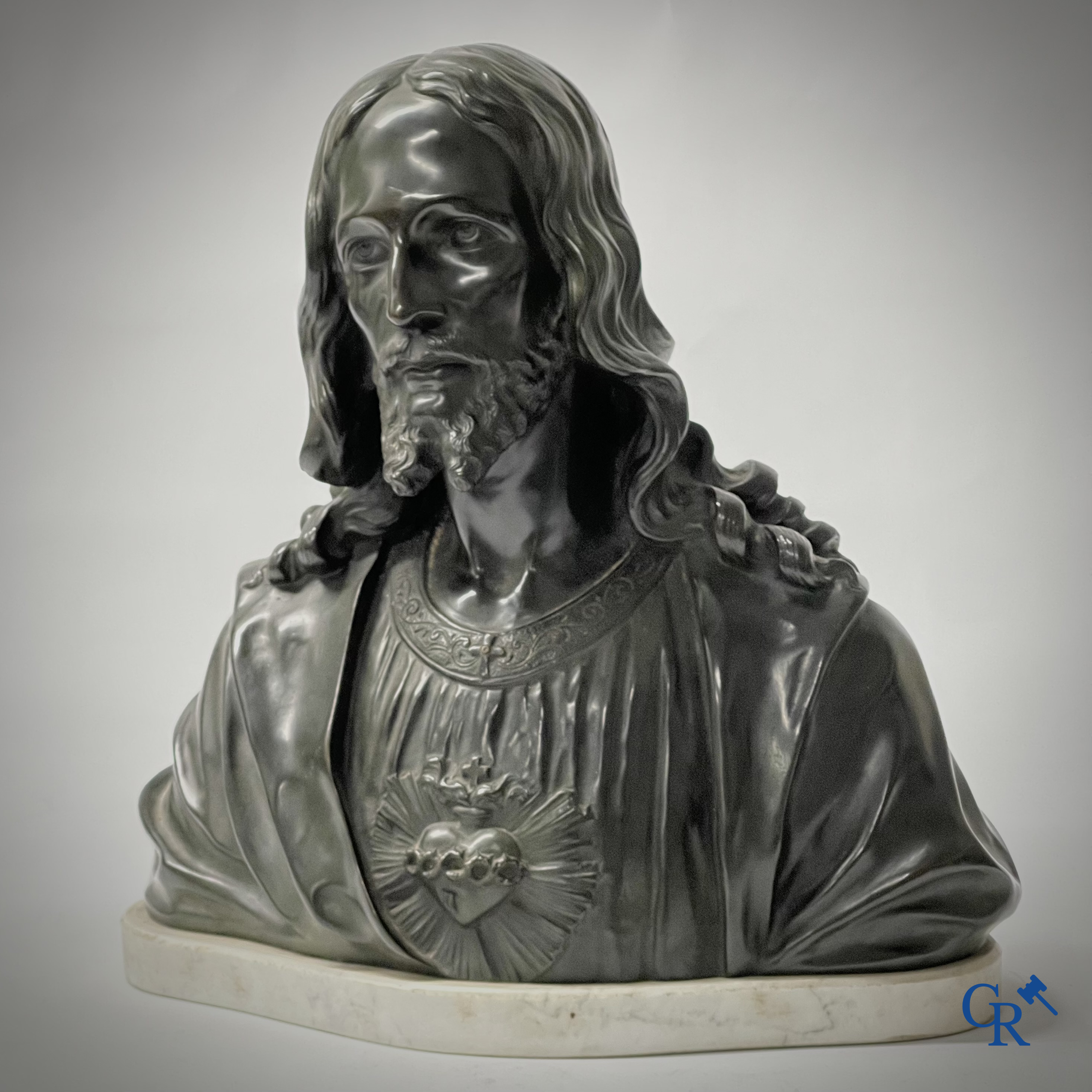 Objets religieux. A. Carli. Important buste en bronze finement ciselé et patiné du Christ, vers 1920.
