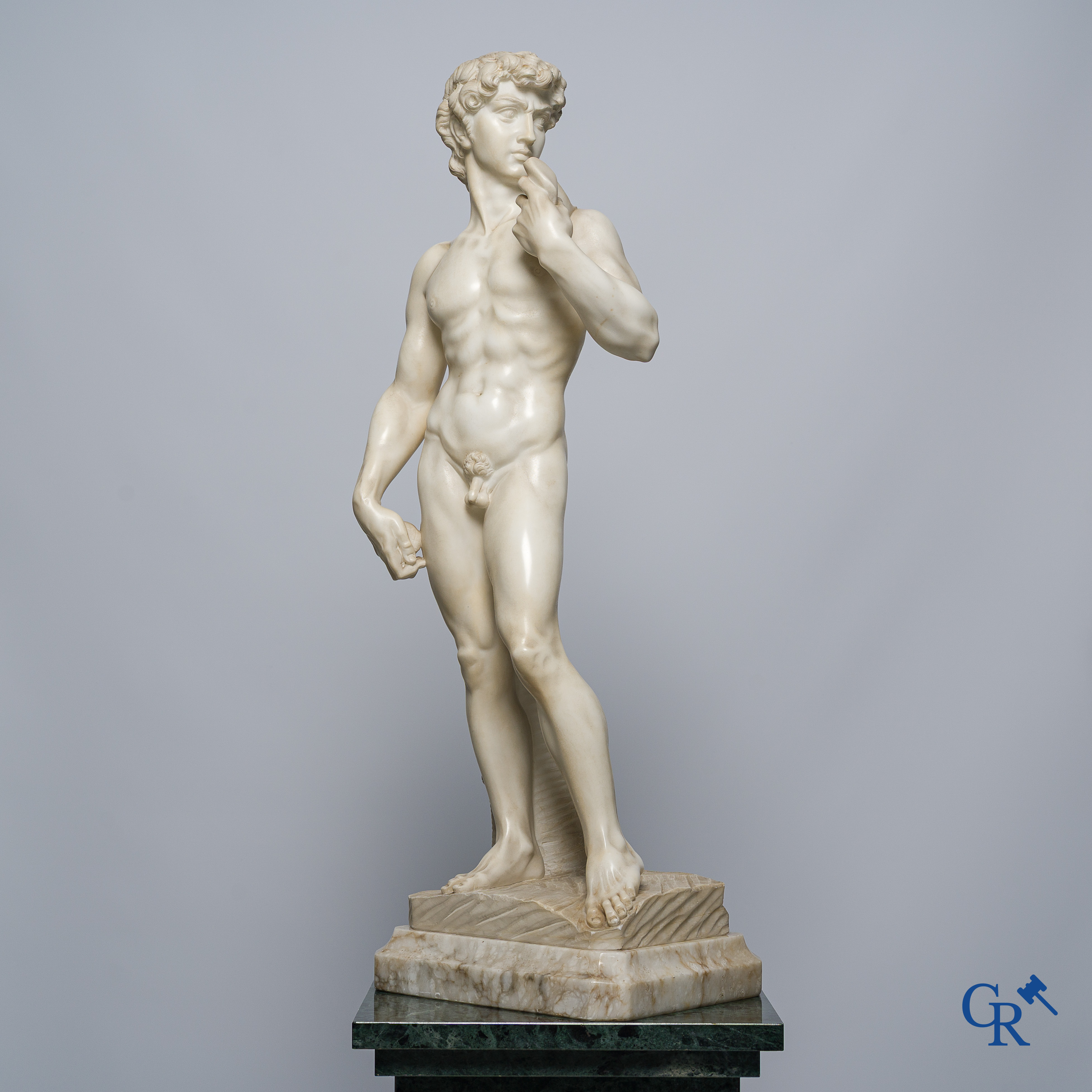 Michelangelo (naar) In de antieke stijl. Voorstelling van David in gesculpteerde marmer. Midden 20ste eeuw.