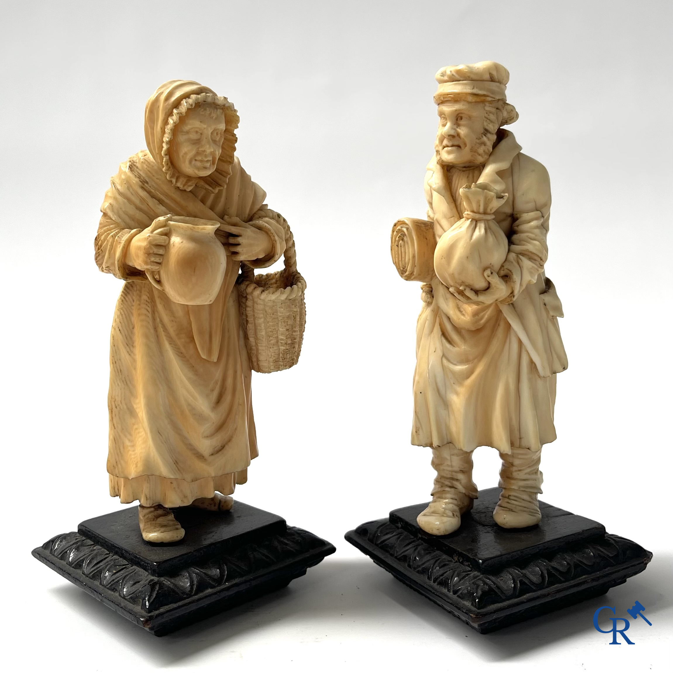 Paar personages in gesculpteerd bot op een zwartgelakte houten sokkel. Duitsland of Frankrijk, 19e eeuw.