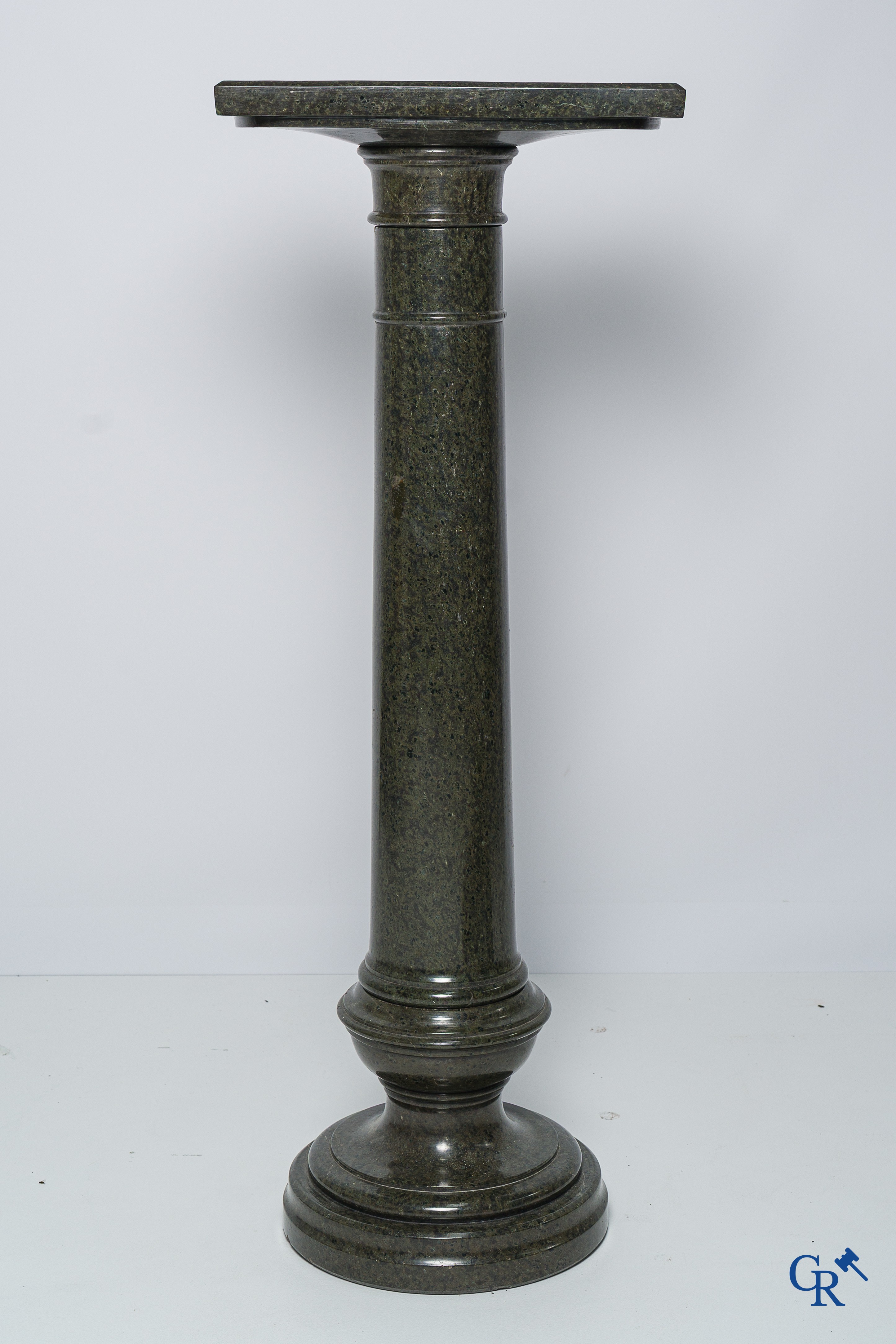 Art Nouveau. Marmeren beeld van een zittende jongedame op stoel. Bijhorende sokkel in serpentine. Circa 1910.