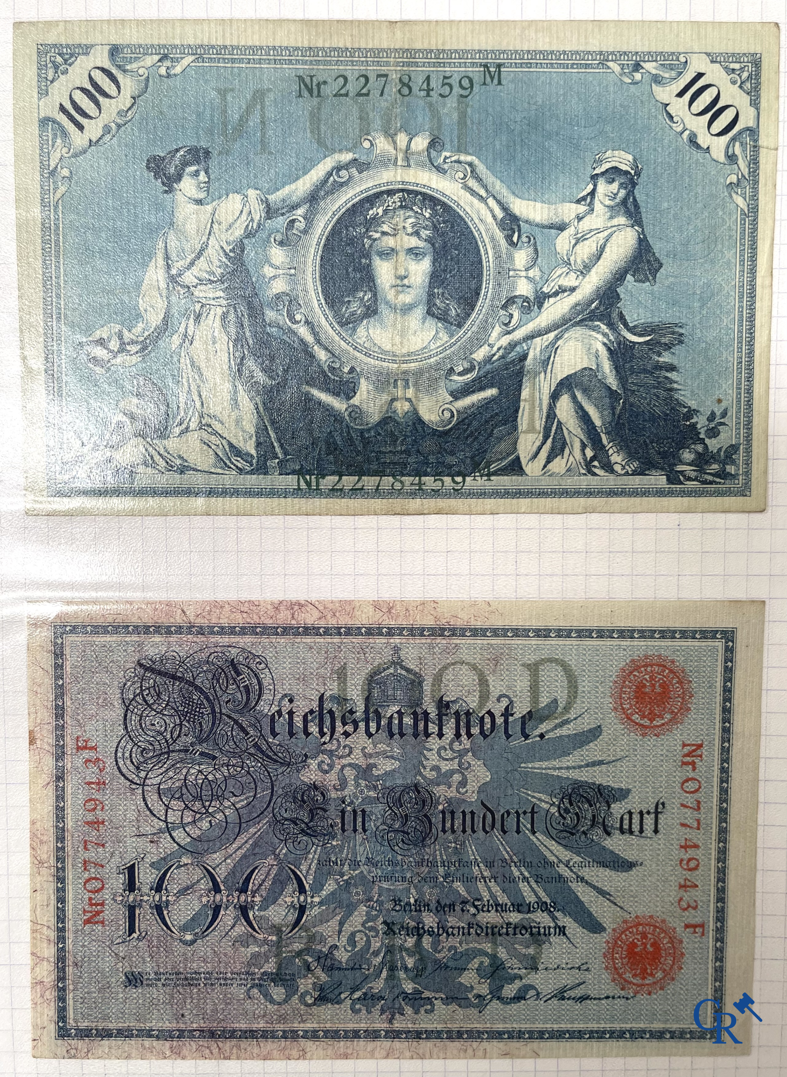 Oude munten en bankbiljetten. Een grote verzameling oude munten en bankbiljetten. Meerdere munten in zilver.
