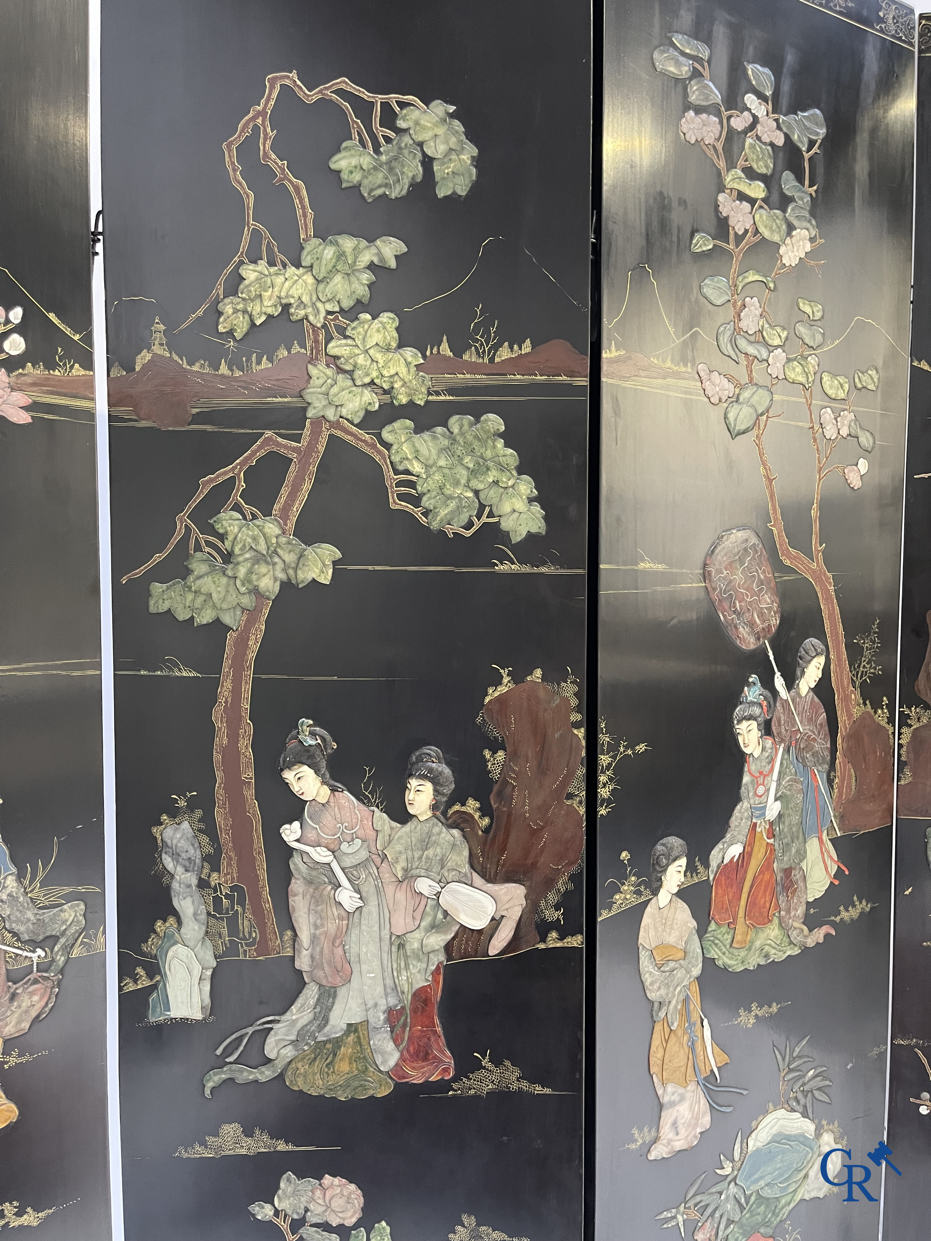 Asian Art. Large room devider in Chinese lacquerware set with various types of stone and inlays. 1st half of the 20th century.
