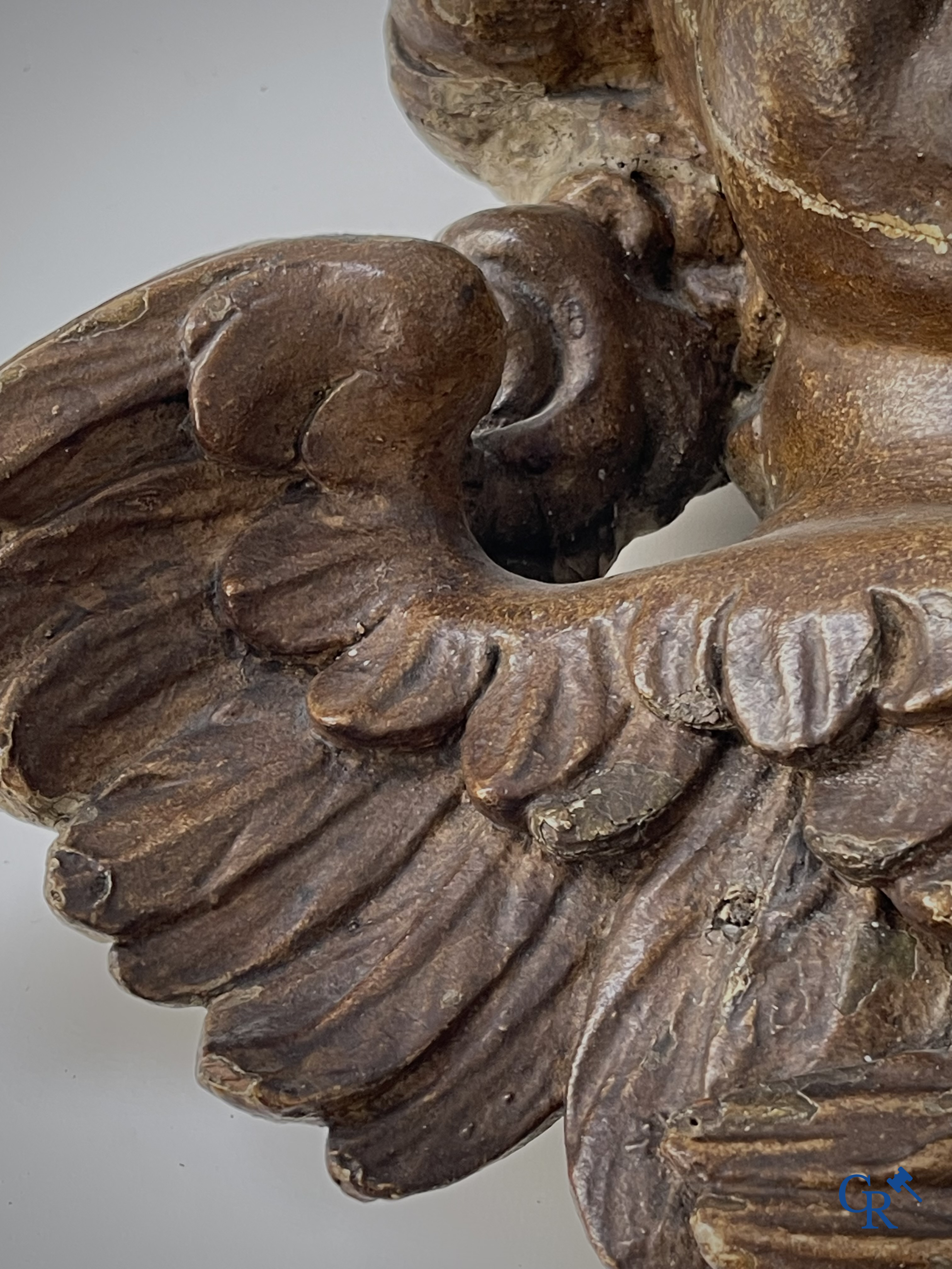 Religieuze Objecten. Barok. Een hout gesculpteerd hoofd van een engel en een ornament in gesculpteerd hout. 18e eeuw.