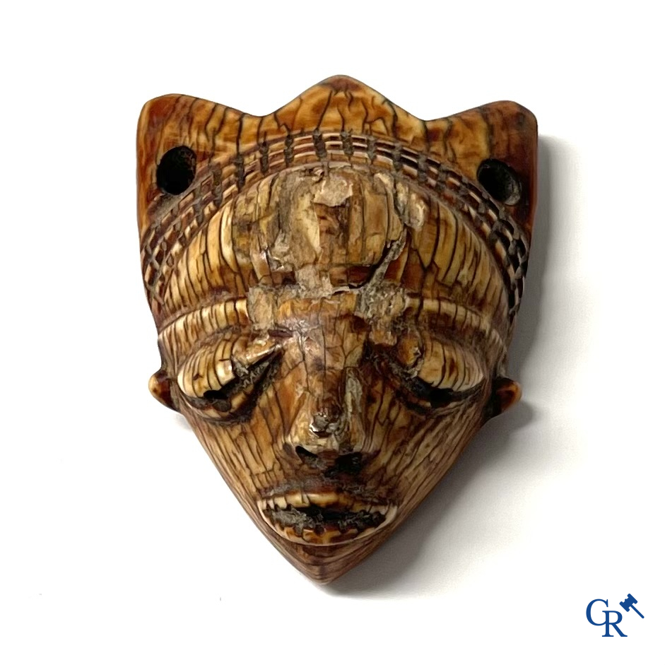 Tribal Art, Afrikaanse kunst. Democratische Republiek Congo. Een Afrikaanse Pende amulet in gesneden bot. 19e eeuw.