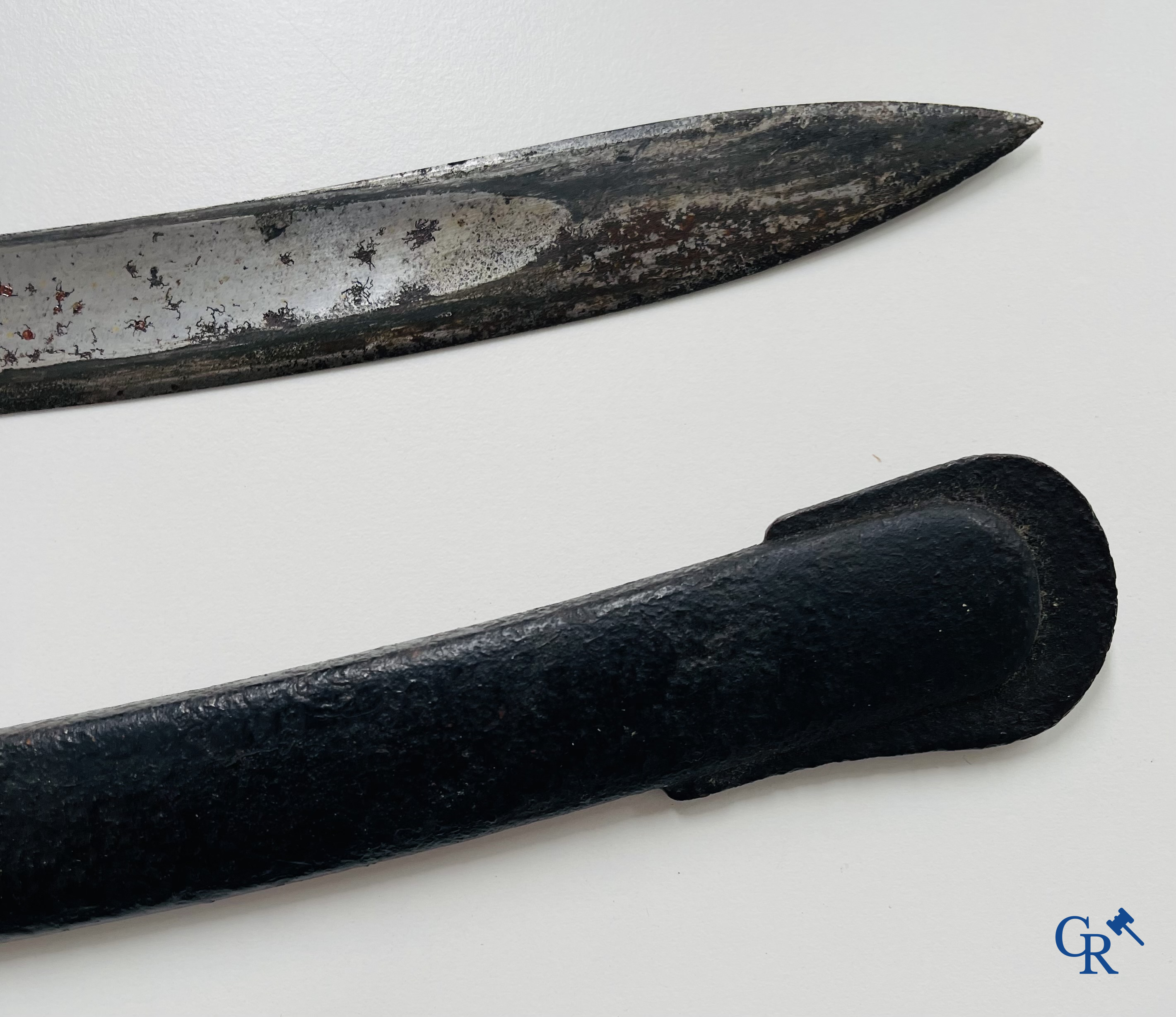 Militaria. W.K & Cie Solingen. Een zwaard met schede gemerkt met gekroonde L. 14. Een bajonet bijgevoegd. (genummerd)
