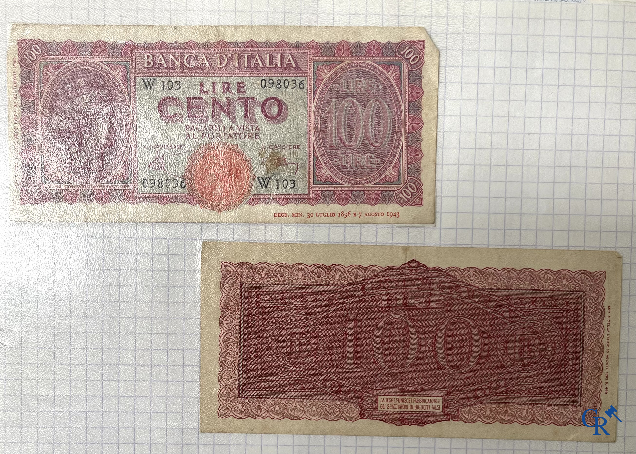 Oude munten en bankbiljetten. Een grote verzameling oude munten en bankbiljetten. Meerdere munten in zilver.