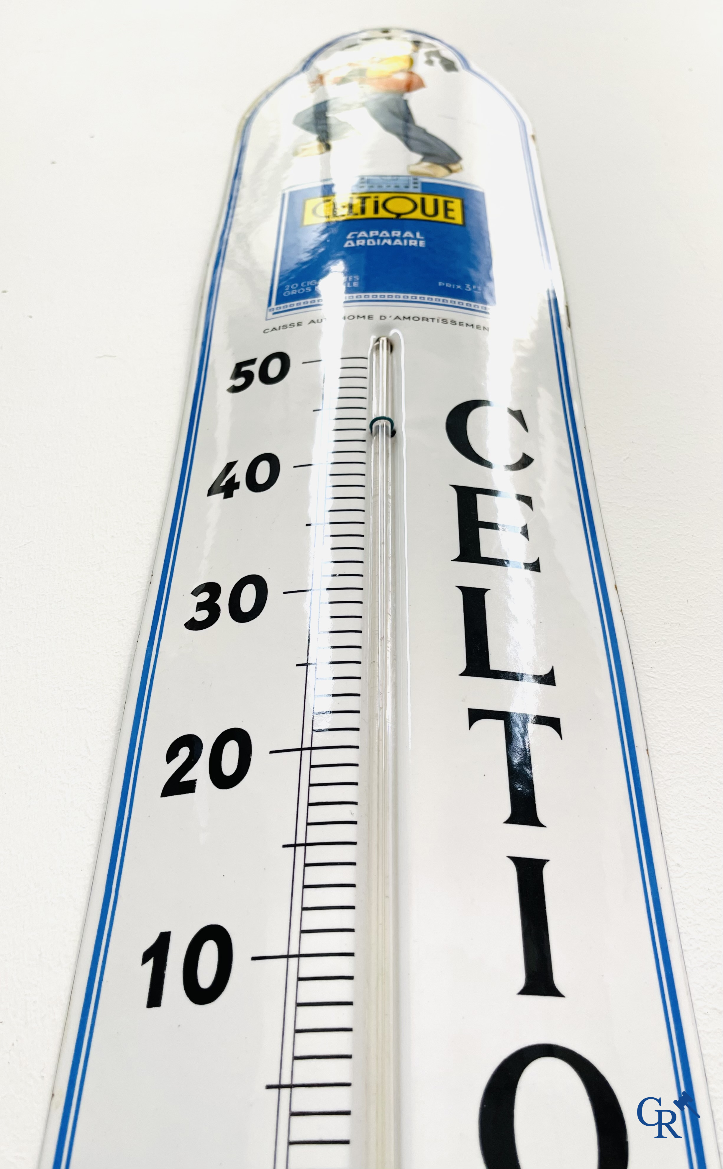 Celtiques, grote emaille publiciteits thermometer geïllustreerd met een ontwerp van René Vincent. Circa 1930.