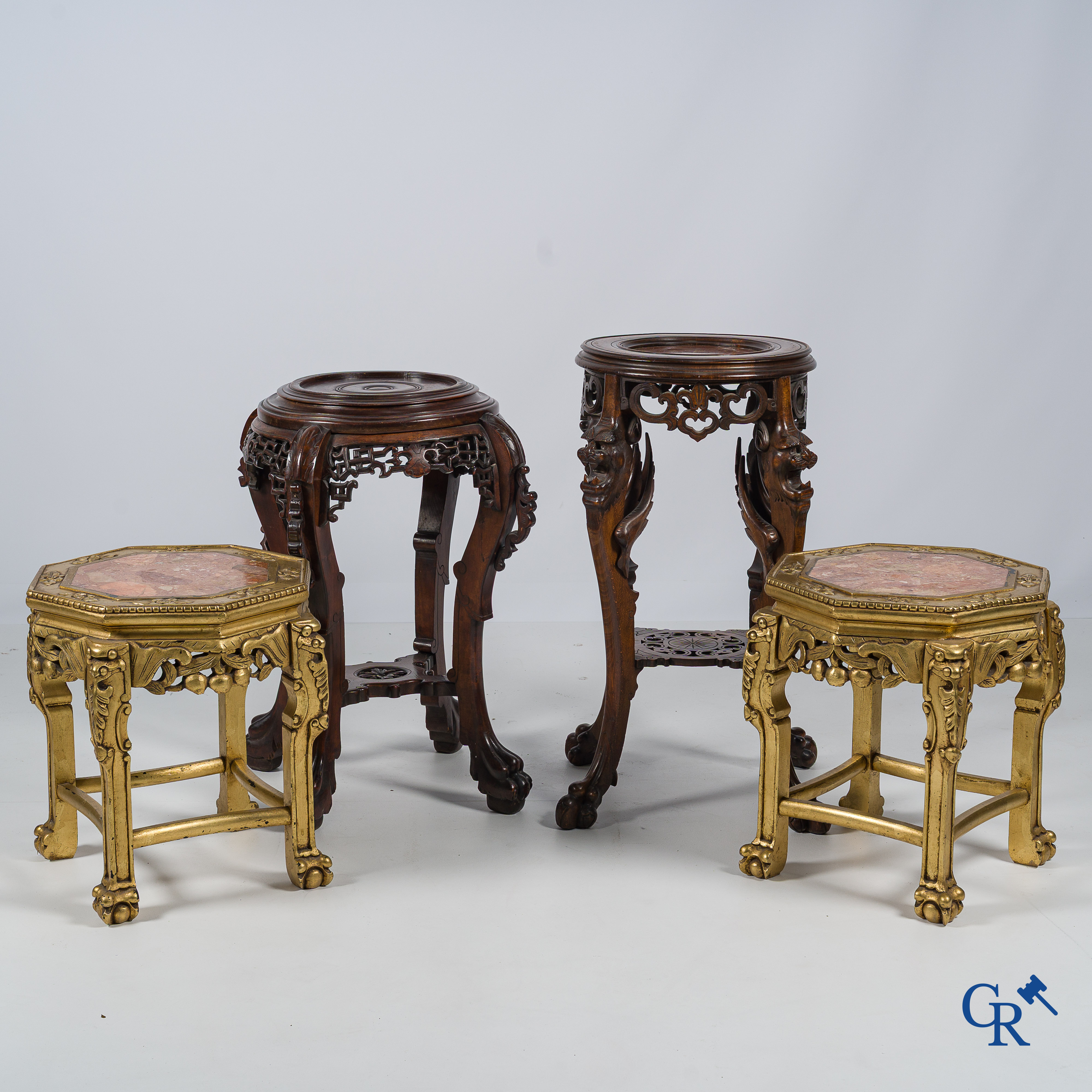4 Diverse hout gesculpteerde sokkels waarvan 2 met vergulding. Circa 1900.
