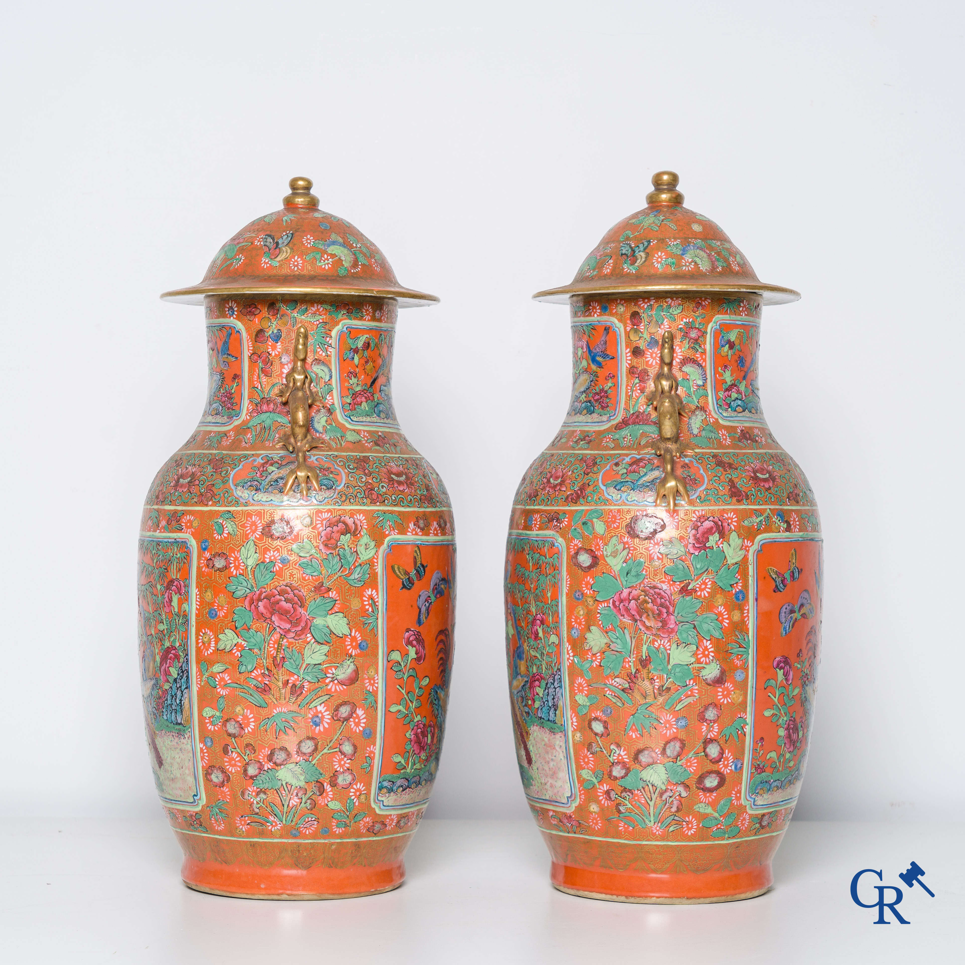 Asian Art, Chinese porcelain, a pair of Chinese Canton lid vases. 19th century.