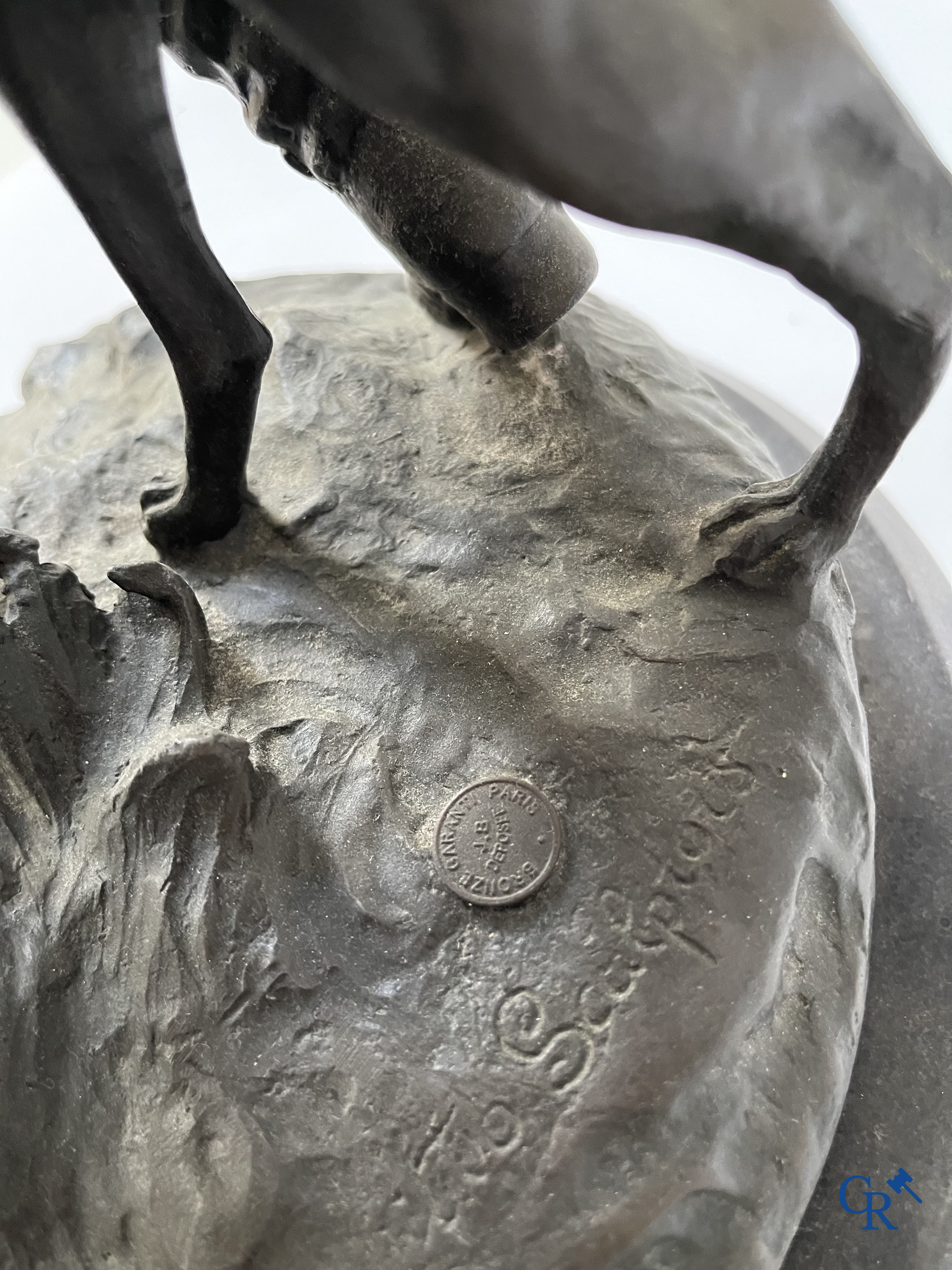 Piqueur au Relais, after Hippolyte Moreau and Prosper Lecourtier. Posthumous bronze on a black marble base. 20th century.