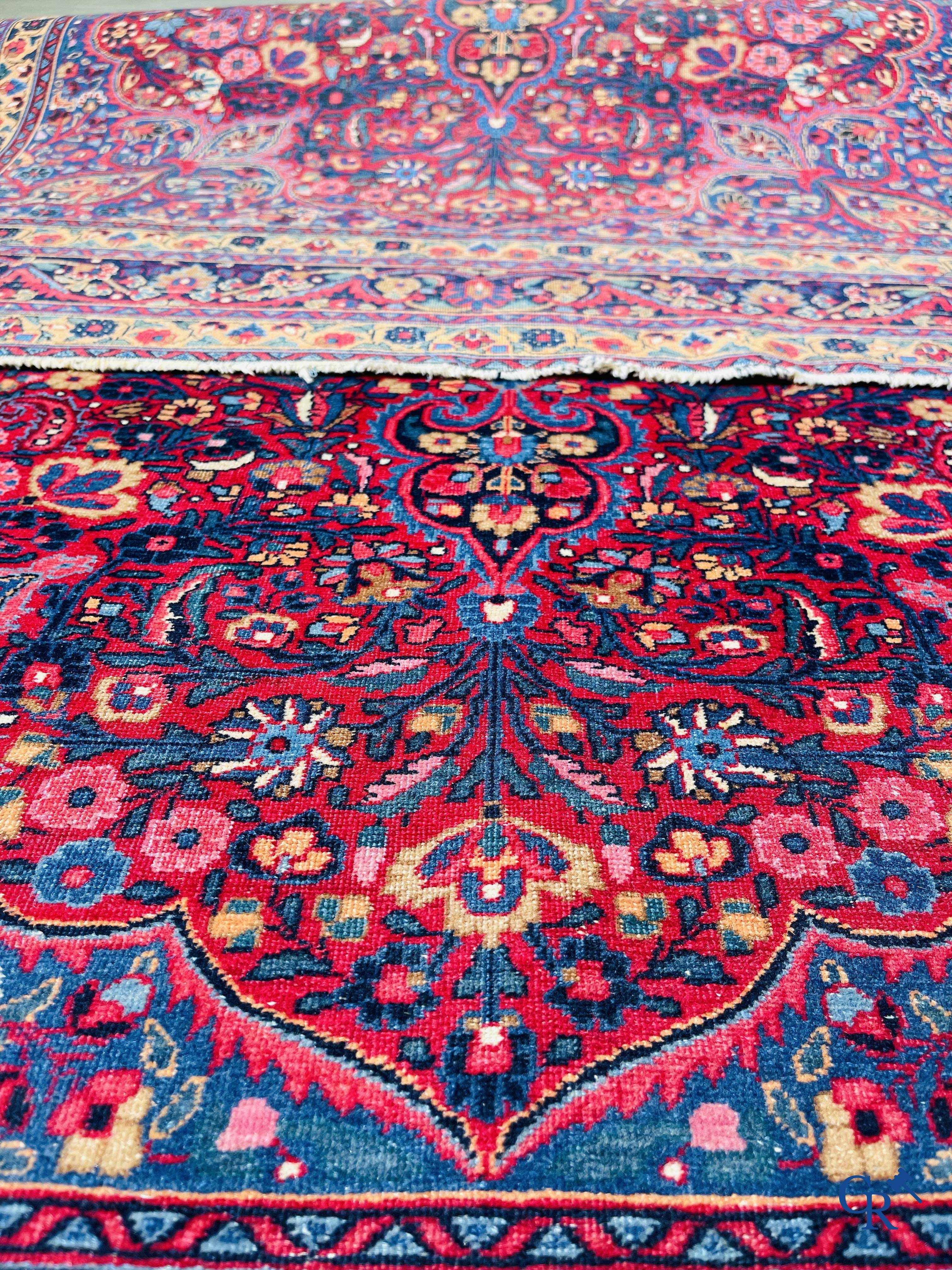 Tapis d'orient: Iran, tapis persan antique avec fond rouge foncé.