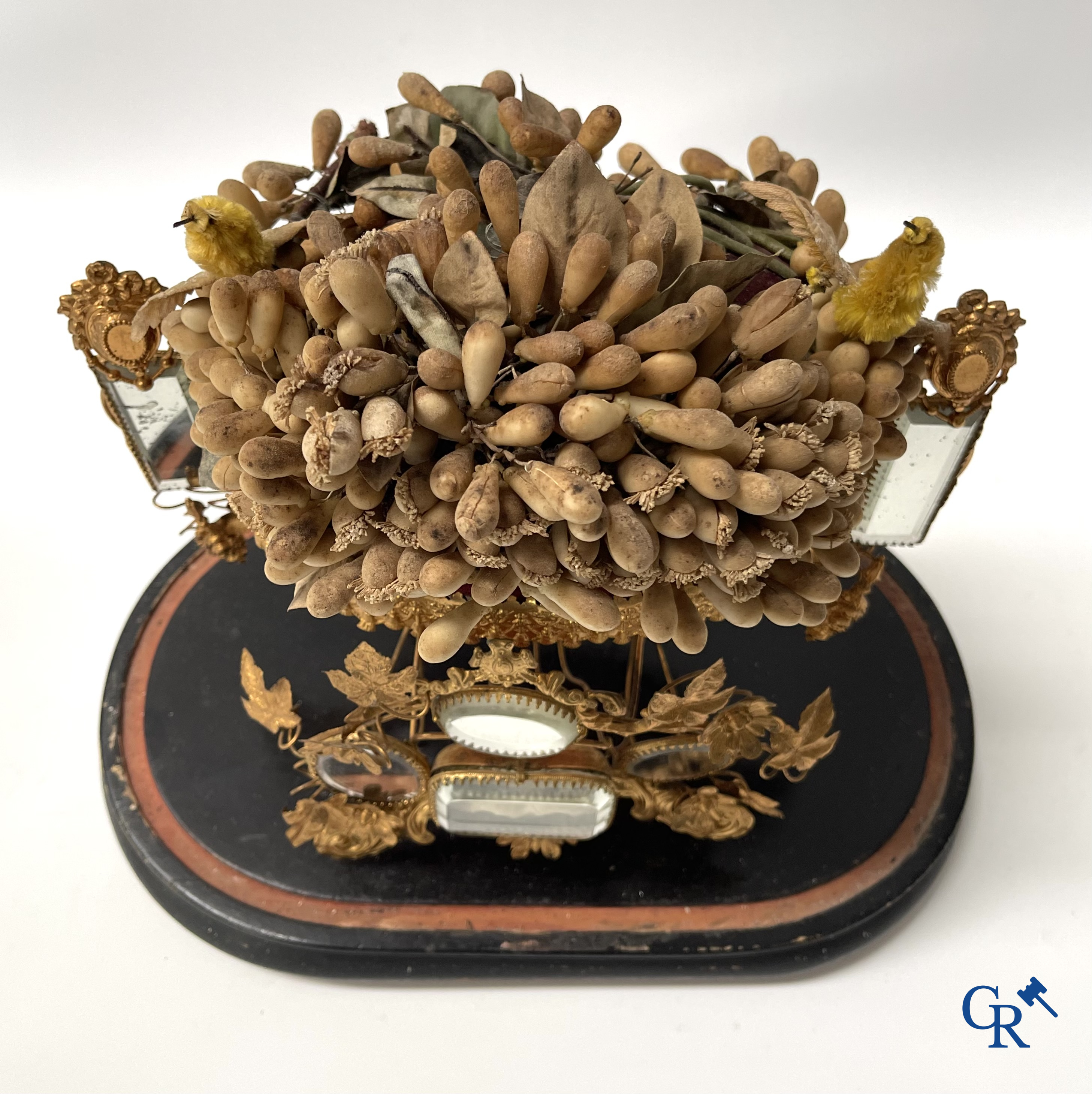 Beautiful globe with bridal bouquet and integrated jewellery box. Mirrors and gold-plated brass. Circa 1900.