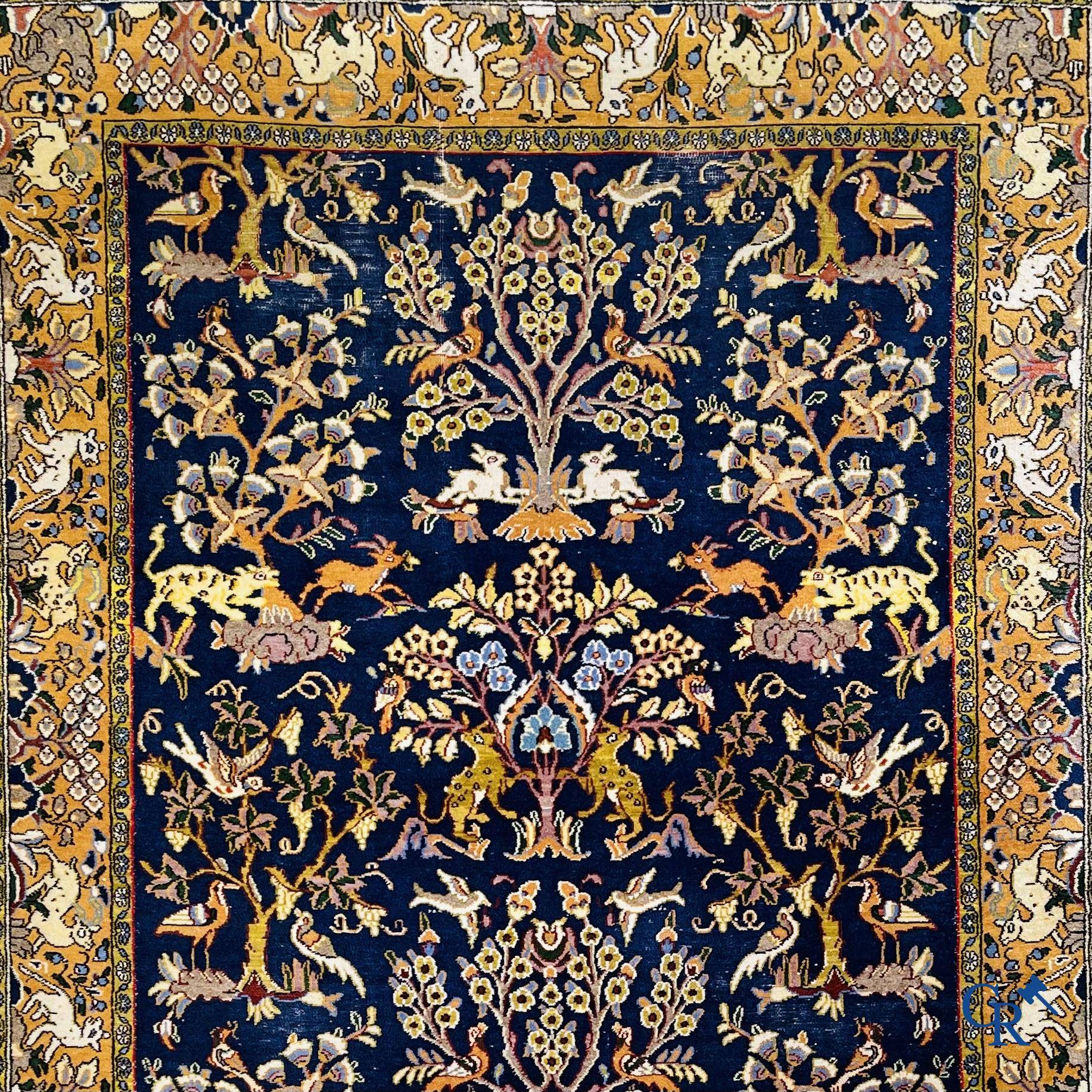 Tapis d'orient: Iran, tapis persan noué à la main avec un décor d'animaux de la forêt.
