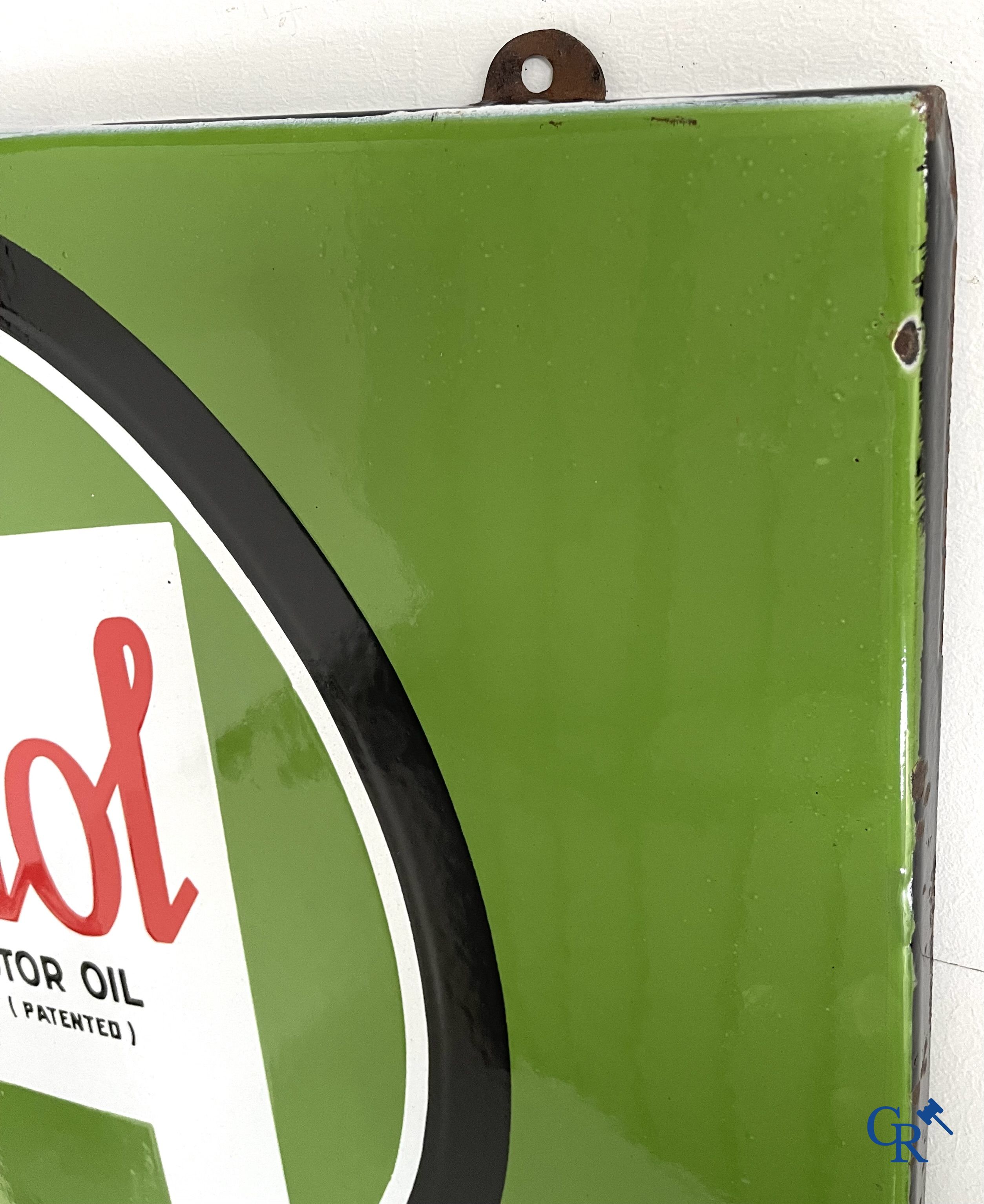 Castrol Motor Oil, plaque émaillée publicitaire pour huile moteur Castrol. Version rare avec 2 logos cerclés noirs. 1948.