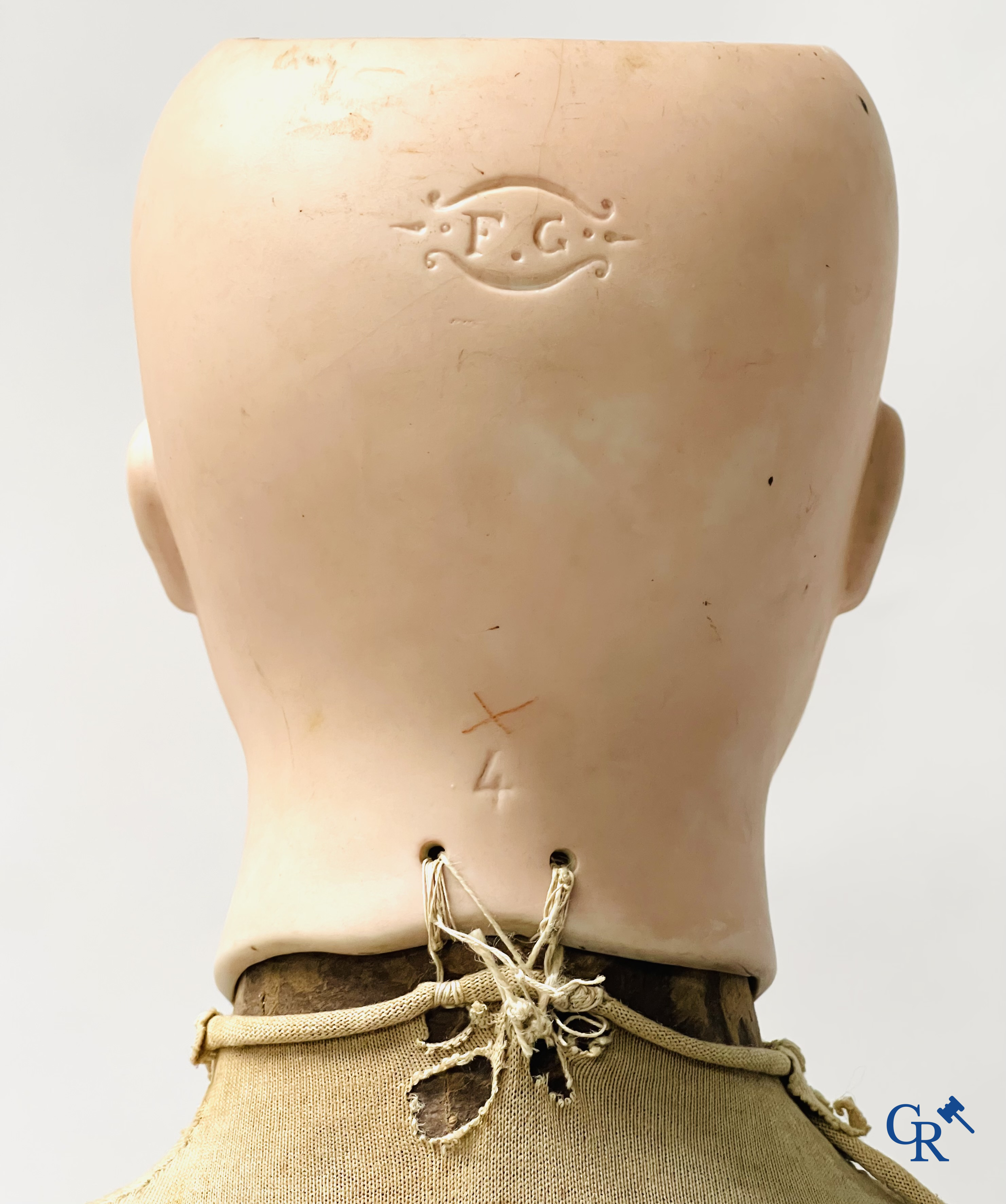 François Gauthier en Buste Jourdan, een mannequinpop in de stijl van Stockman met porseleinen hoofd. Circa 1900.