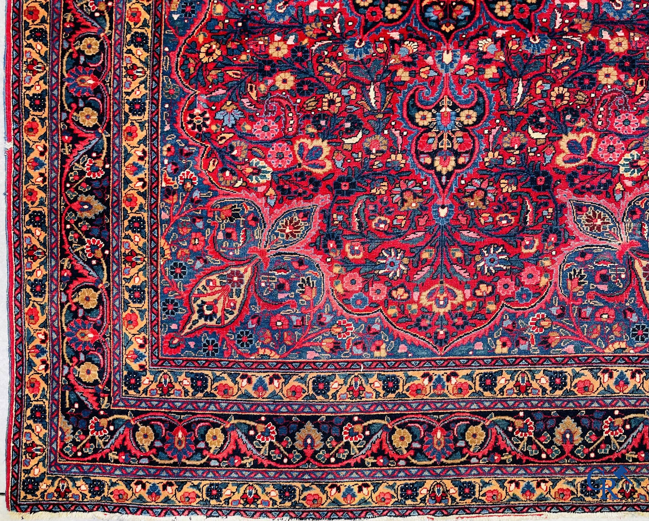 Tapis d'orient: Iran, tapis persan antique avec fond rouge foncé.