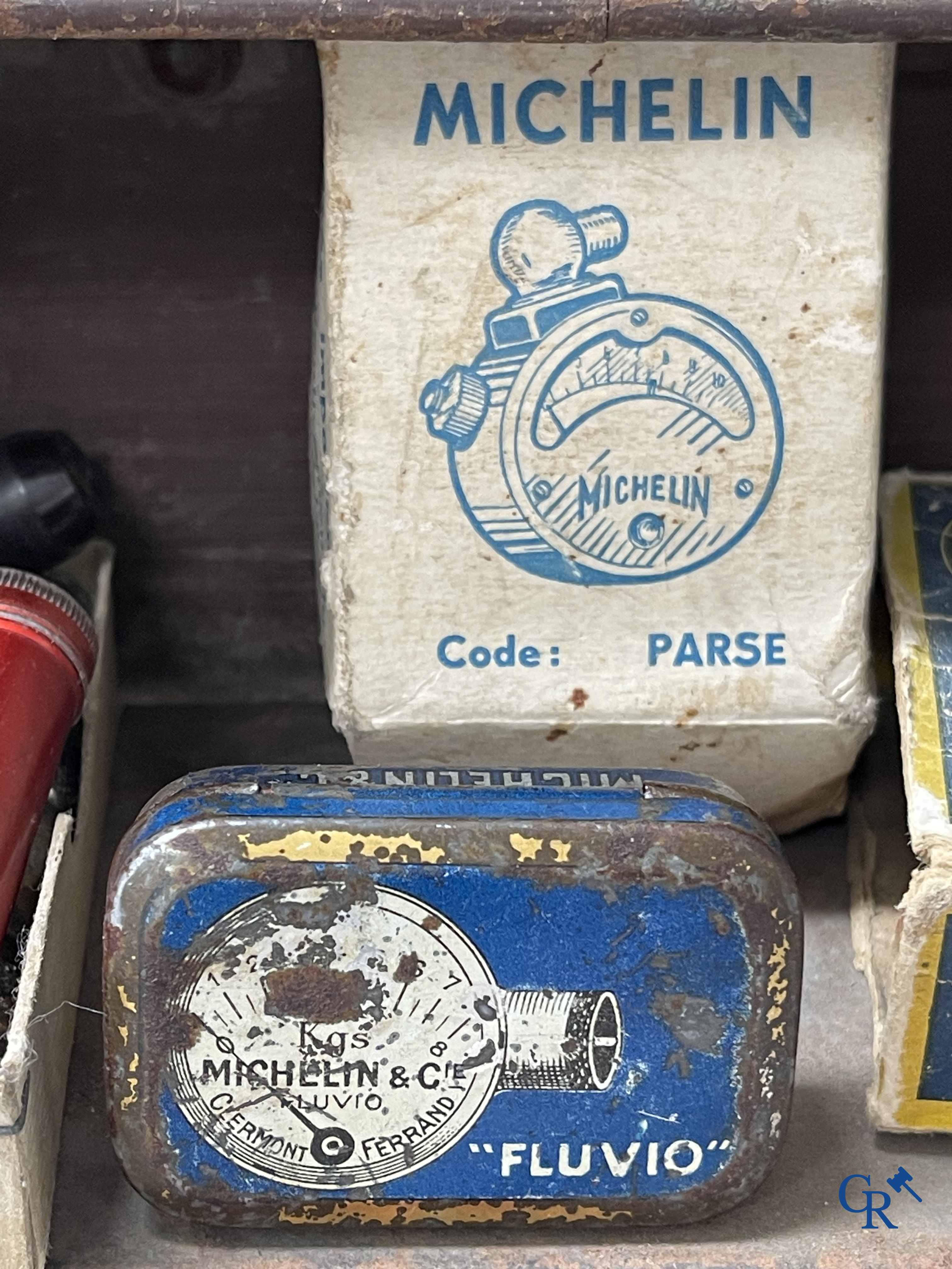 Michelin, een groot lot reclame objecten en meetinstrumenten voor Michelin banden.