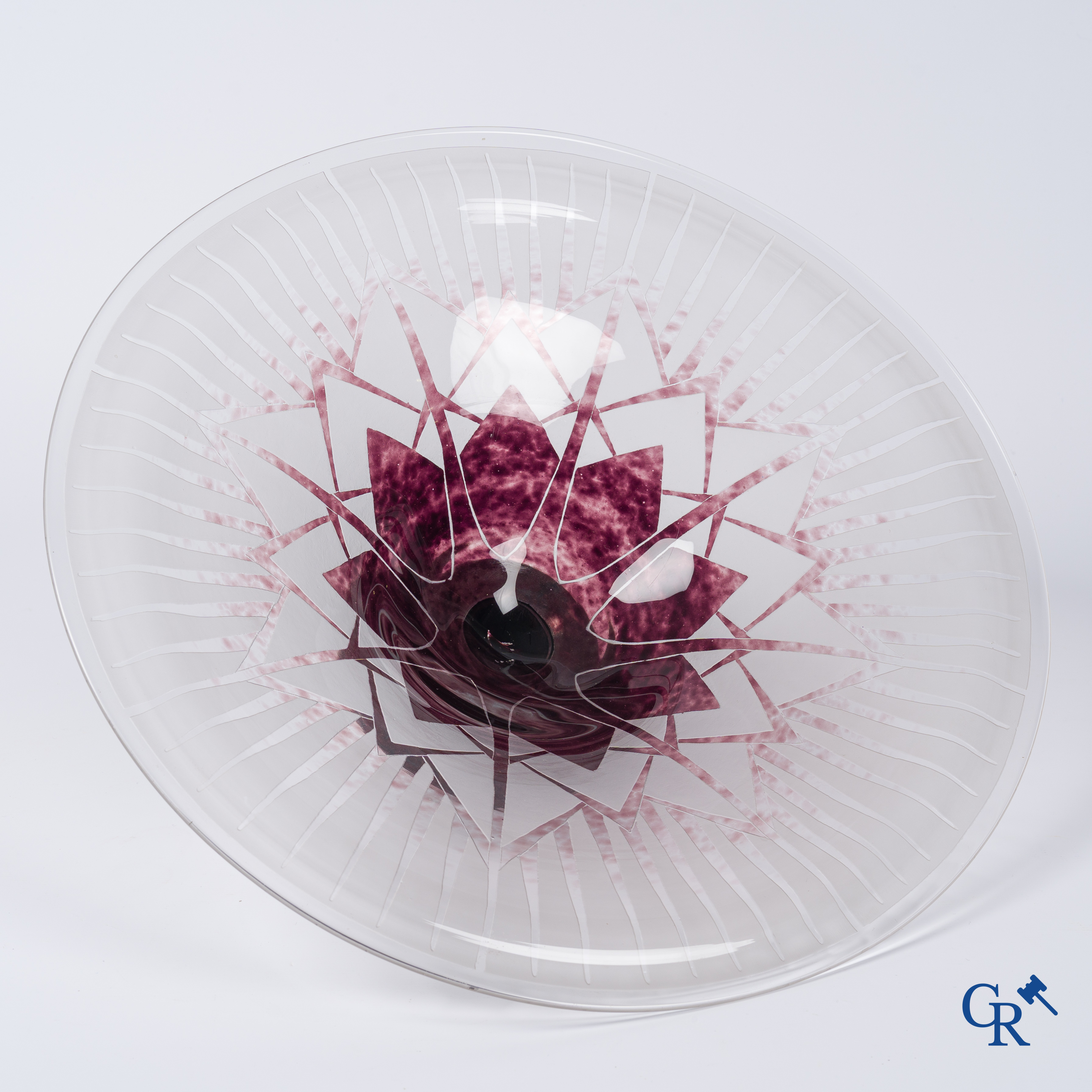 Art Deco, Moser Millot Cristallerie. Een grote schotel op voet in meerkleurig kristal. Gemerkt. Circa 1930.