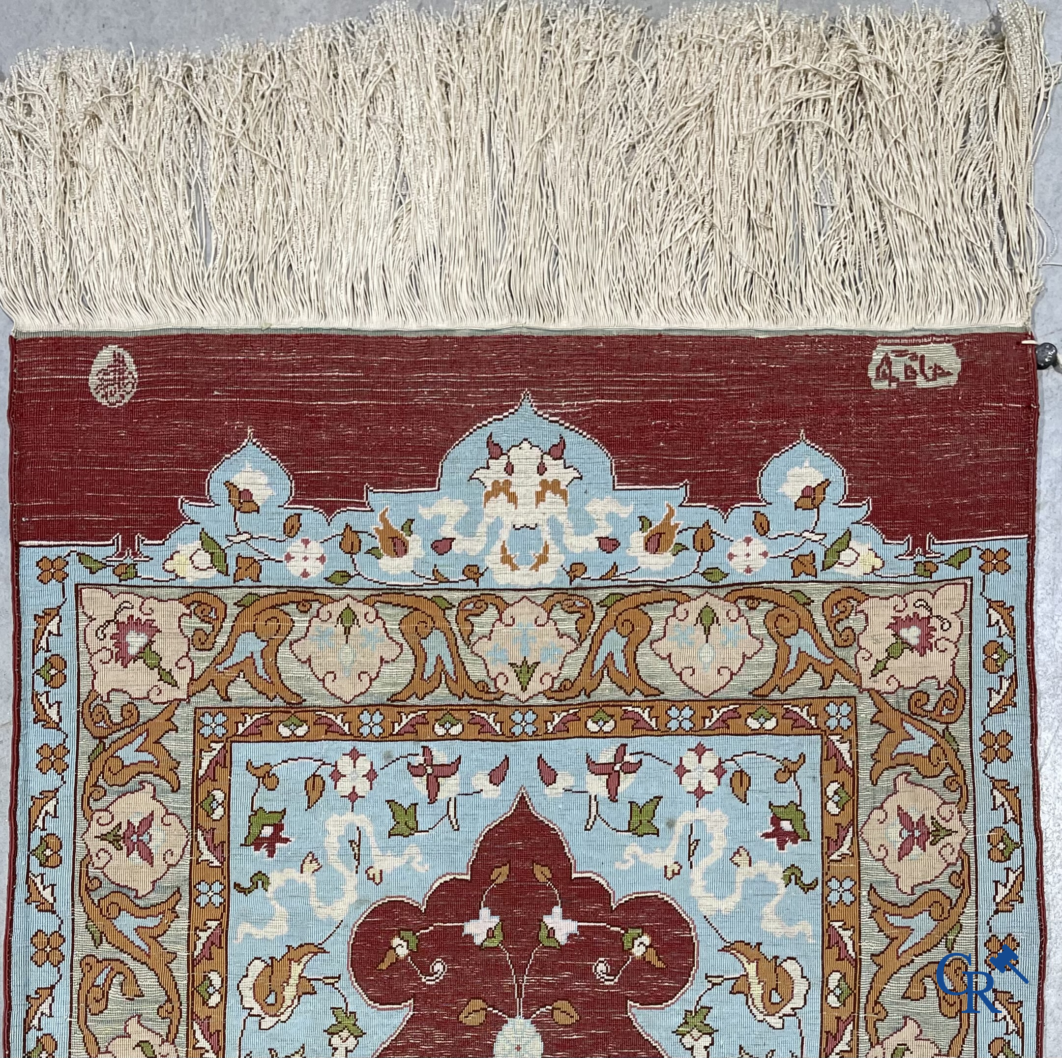 Oosterse tapijten. 2 kleine zijden tapijtjes bewerkt met gouddraad.