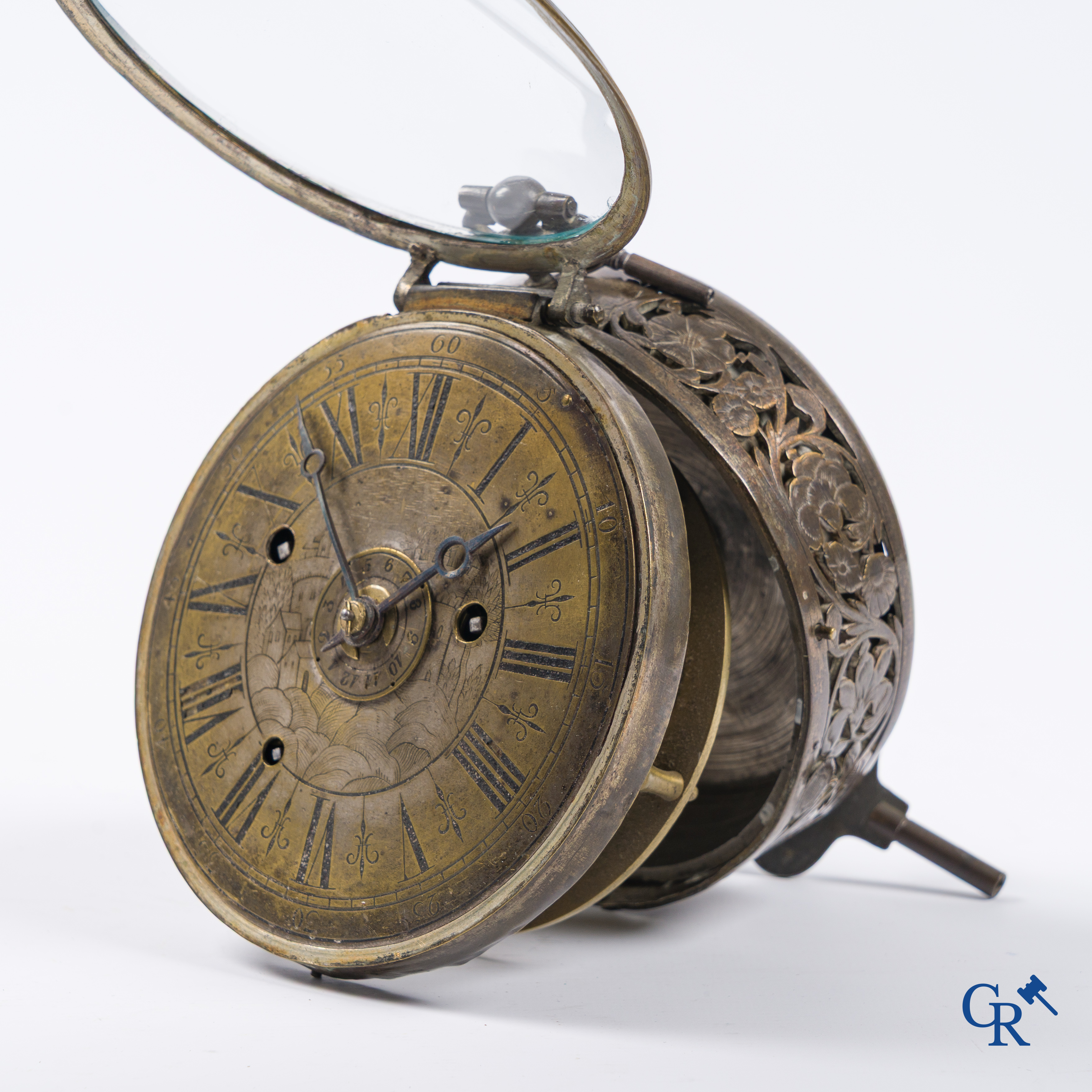 Uurwerken. Montre de carosse. Grote koetshorloge met gegraveerde en geperforeerde kast. Frankrijk 17e eeuw.