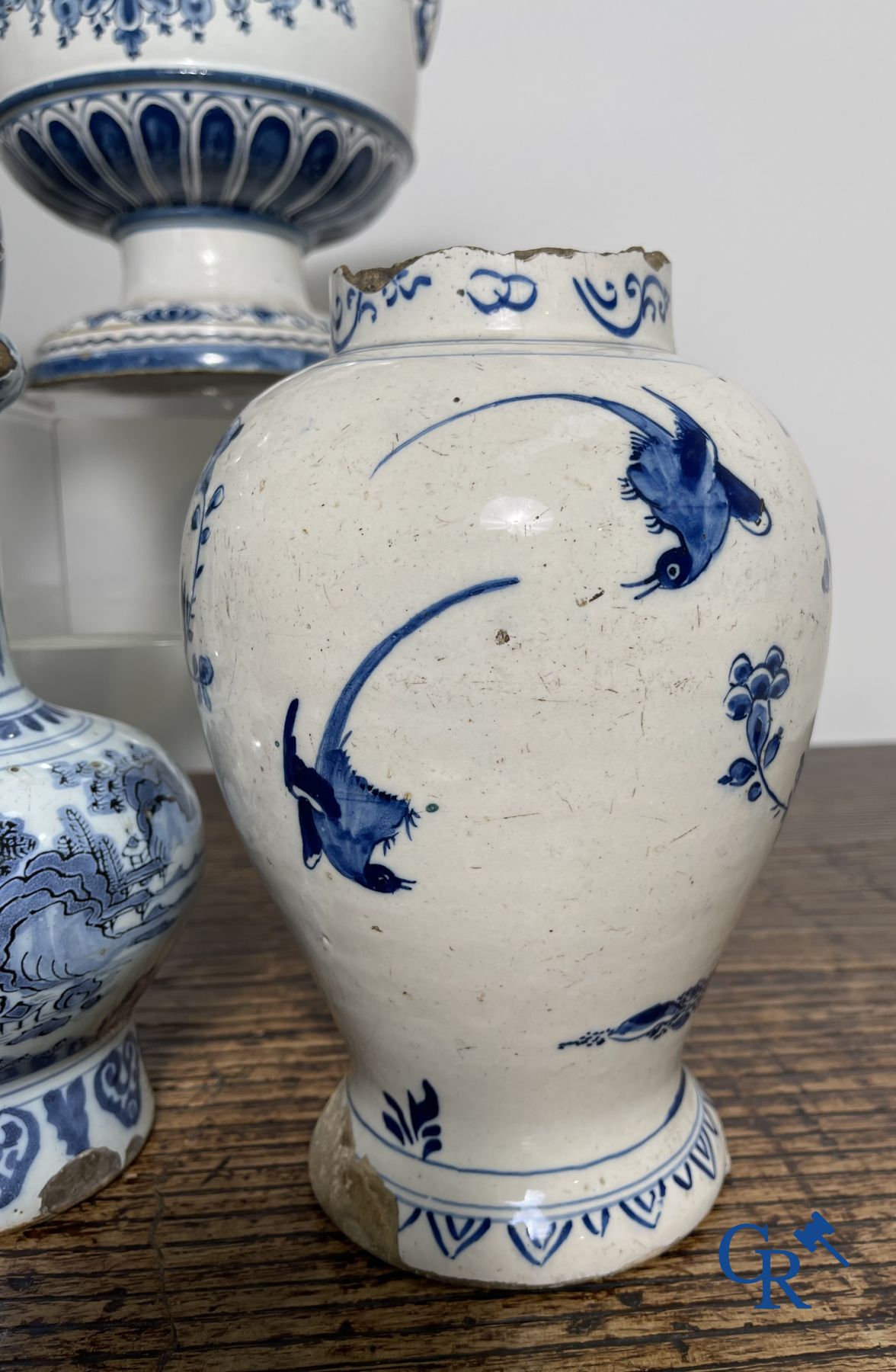 Delft : 11 pièces en faïence bleu et blanc aux décors différents. XVIIe - XVIIIe siècle.