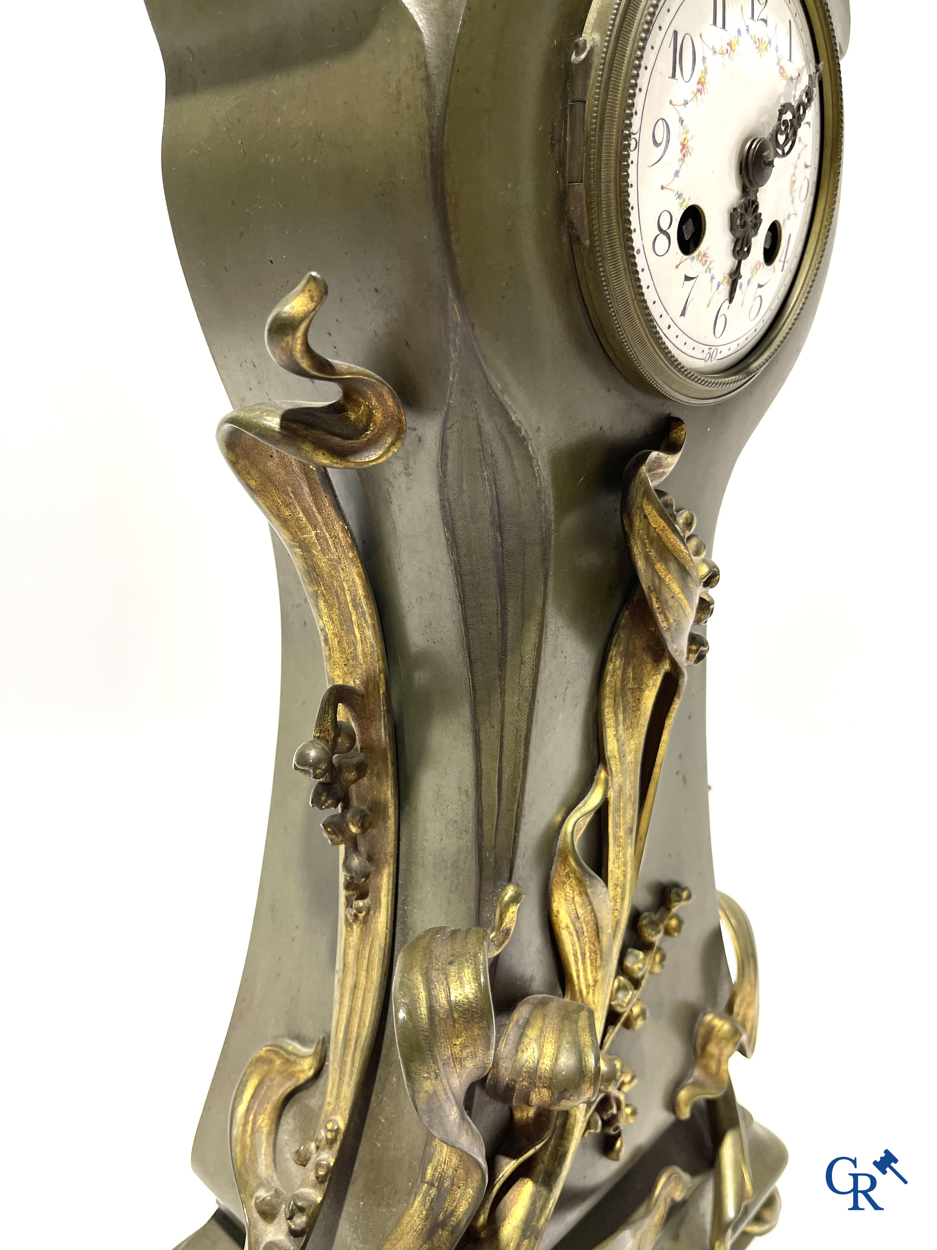 Art Nouveau, een 3-delige bronzen schouwgarnituur in Jugendstil. Circa 1900.