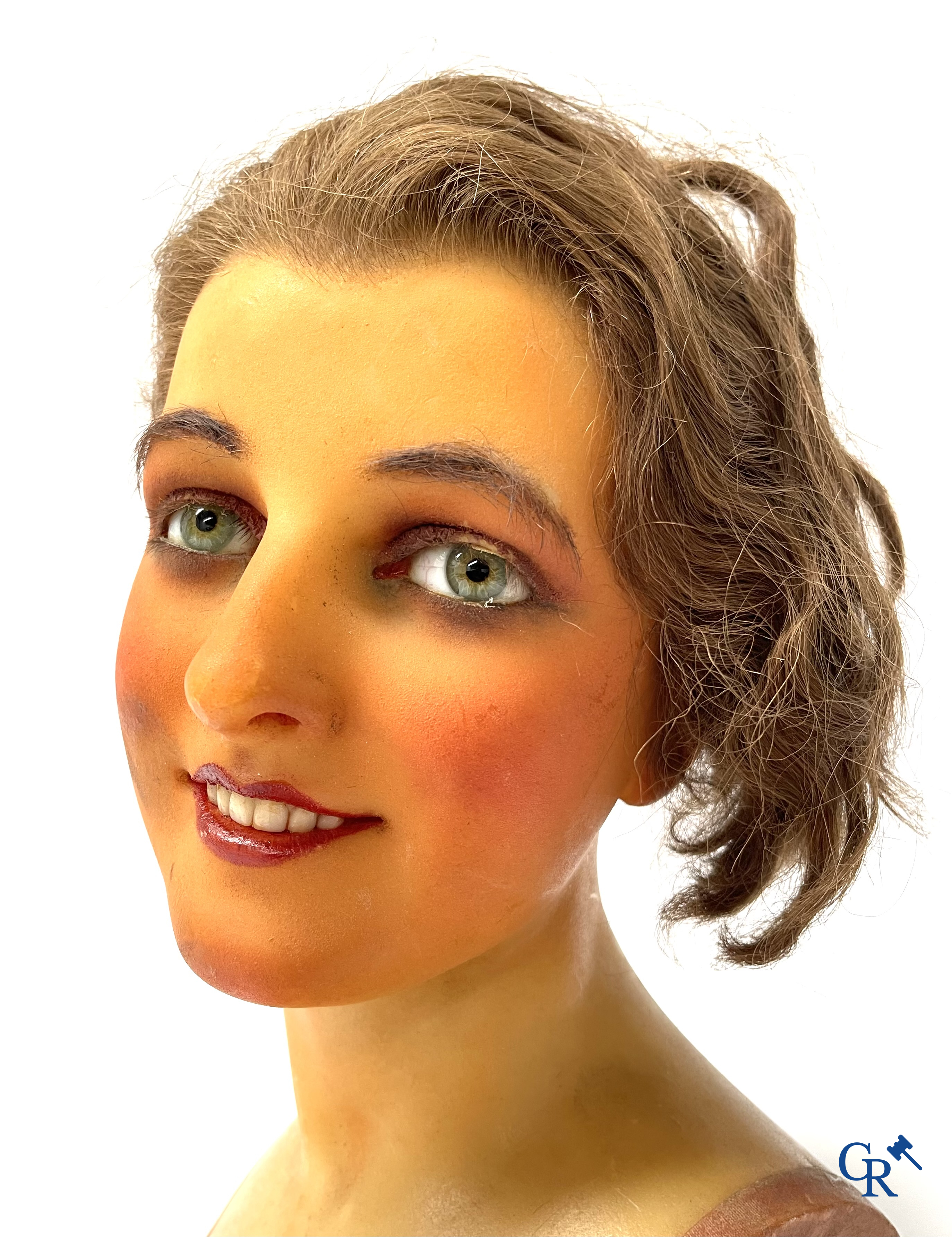 Een paar bustes voor mannequins in was met glazen ogen. Hoogstwaarschijnlijk Siegel of Pierre Imans. Circa 1920.