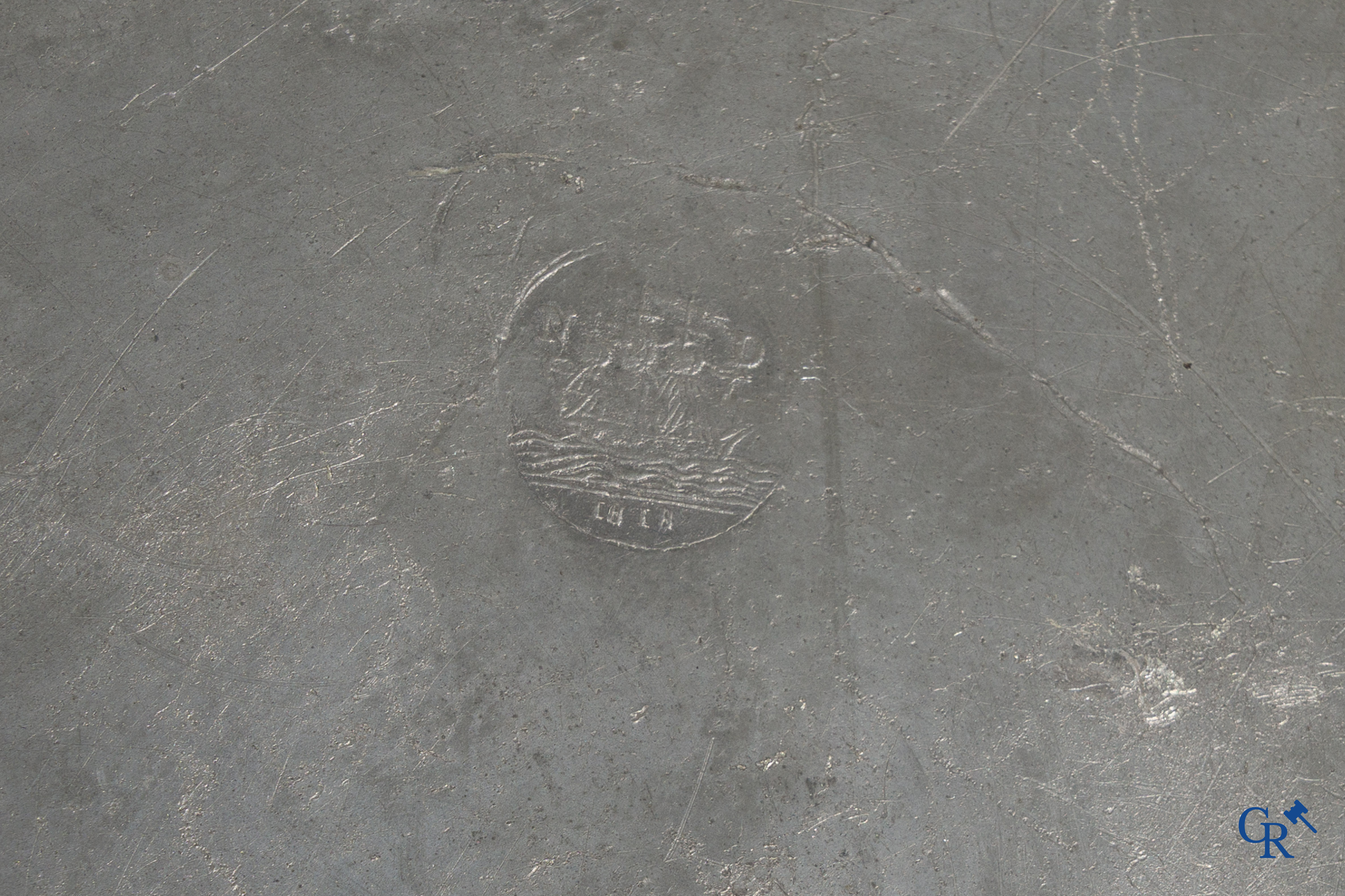 Een groot lot antieke tinnen schotels, waaronder een zeldzame scheerkom. 18e-19e eeuw.