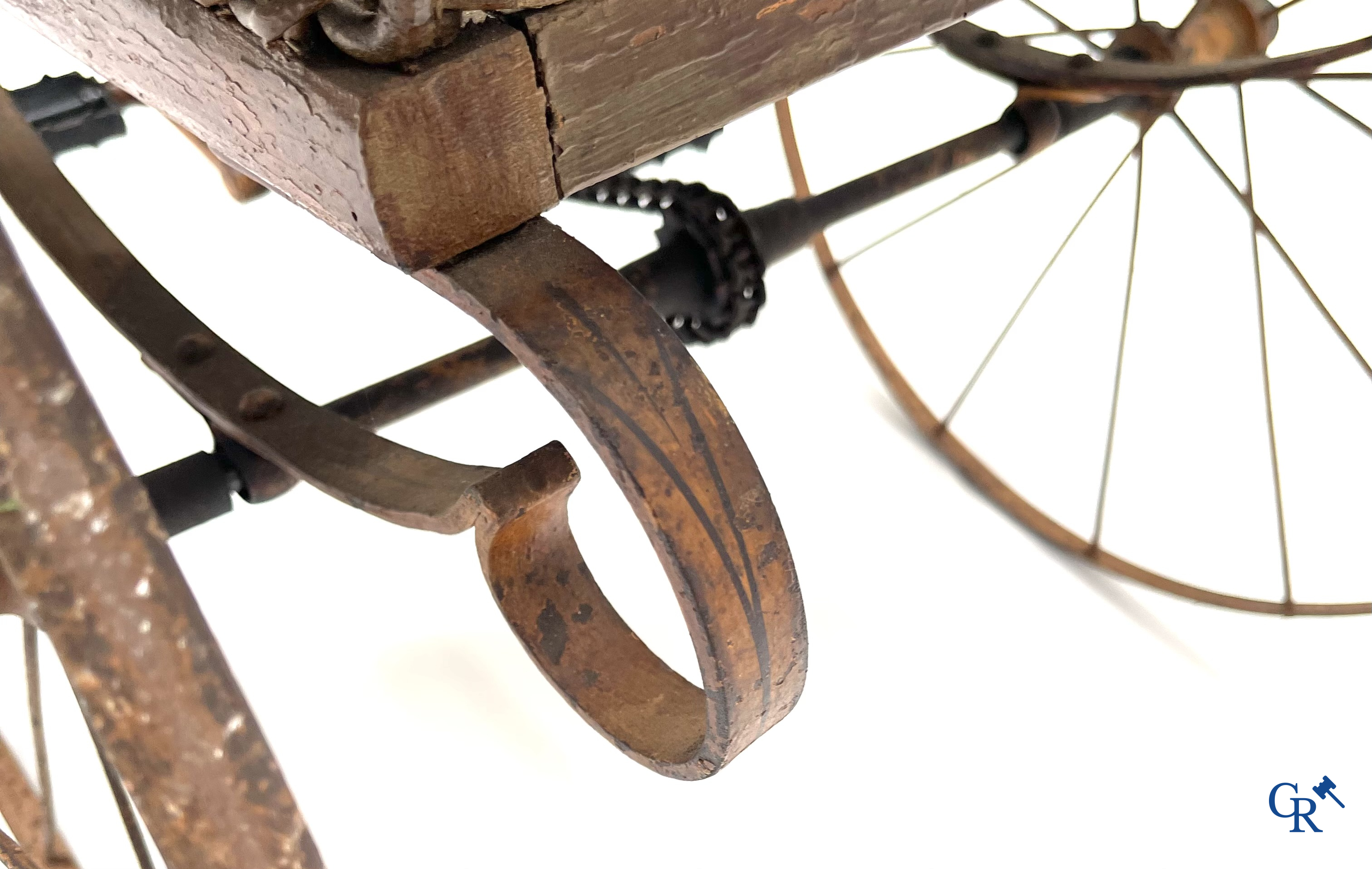 Zeldzame mechanische kinderkar in gevlochten riet en beschilderd metaal ontworpen door Peugeot. Circa 1900.